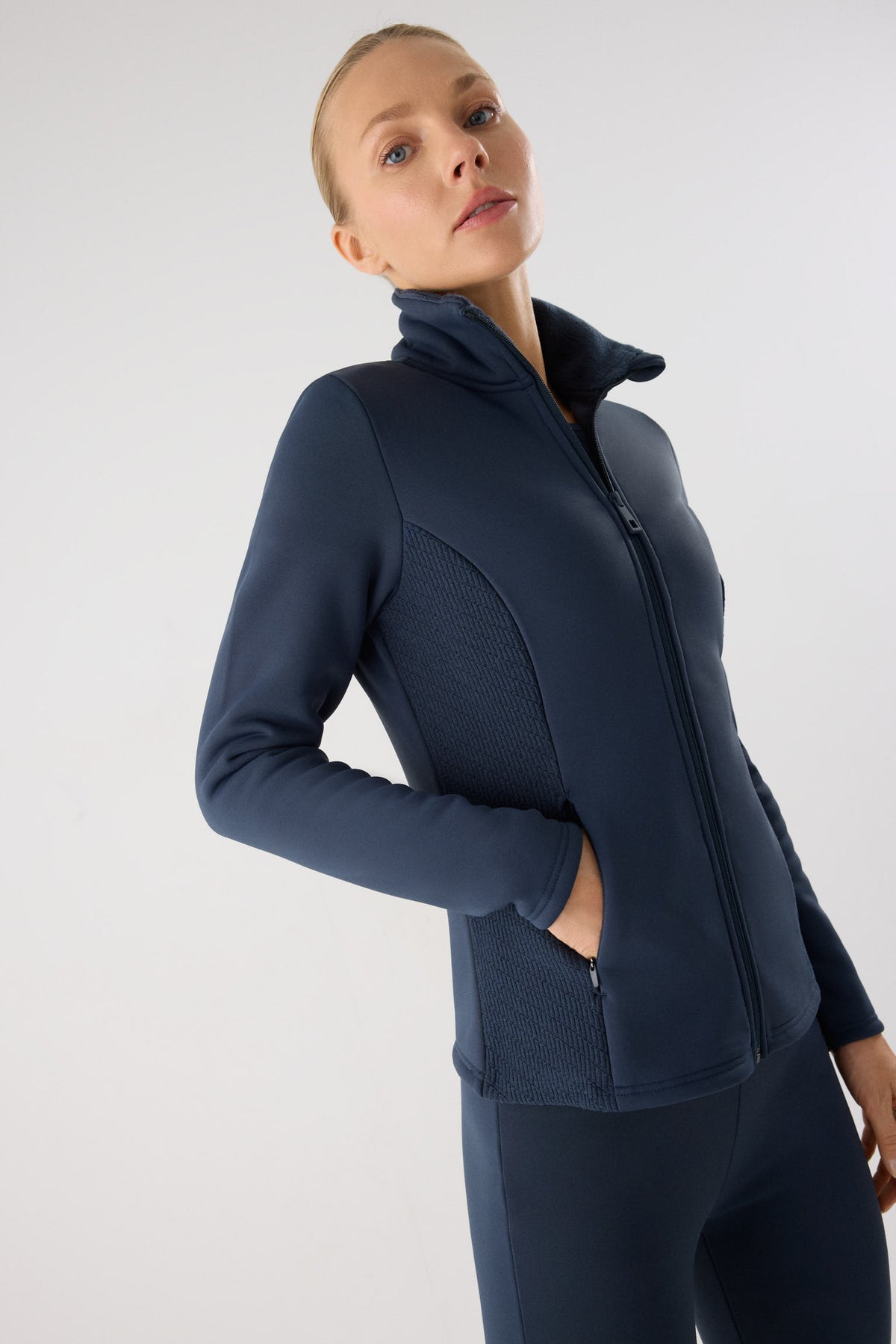 chaqueta deportiva térmica termicos en azul noche vista lateral del conjunto fitness calidad ultra termicos para exterior entrenamiento