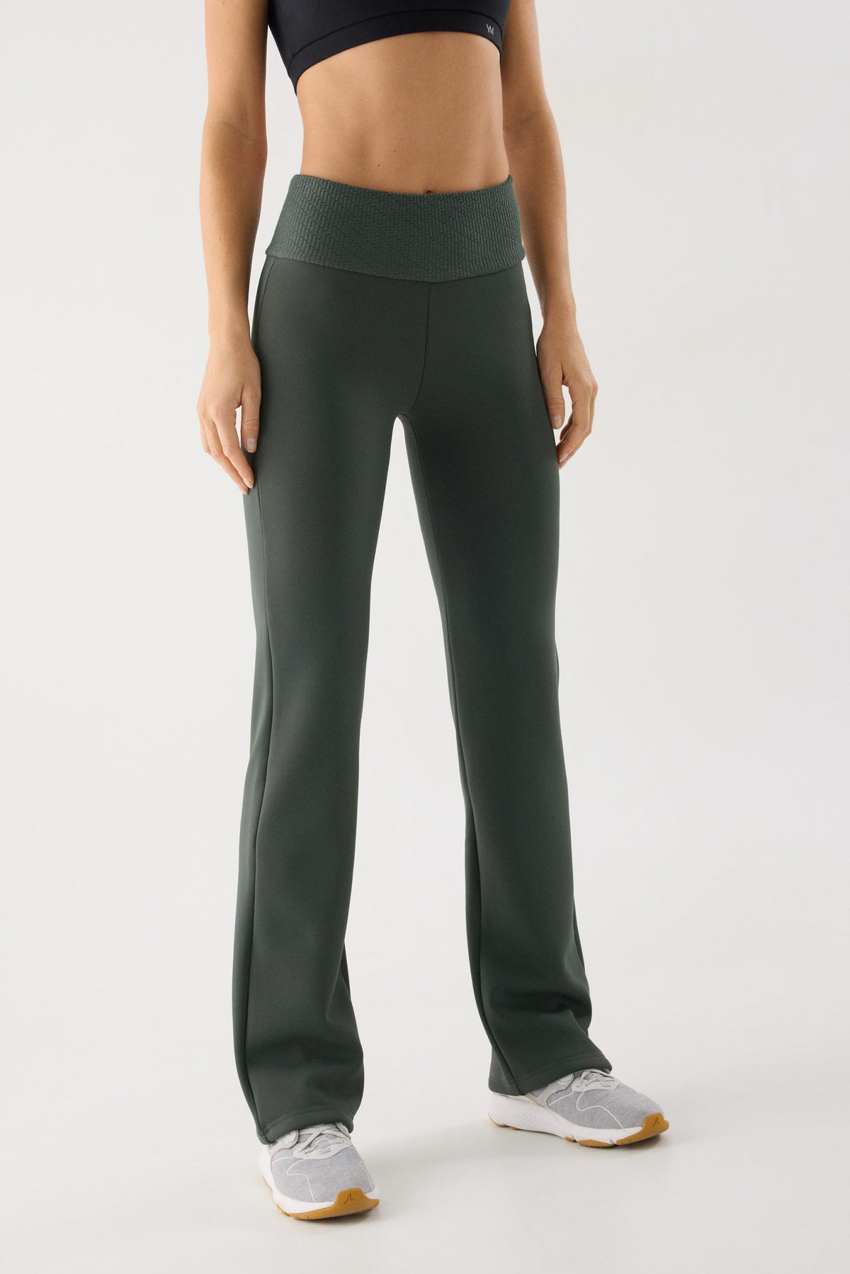 leggings deportivos térmicos acampanados termicos oscuro vista principal en look deportivo tiro alto calidad ultra termicos