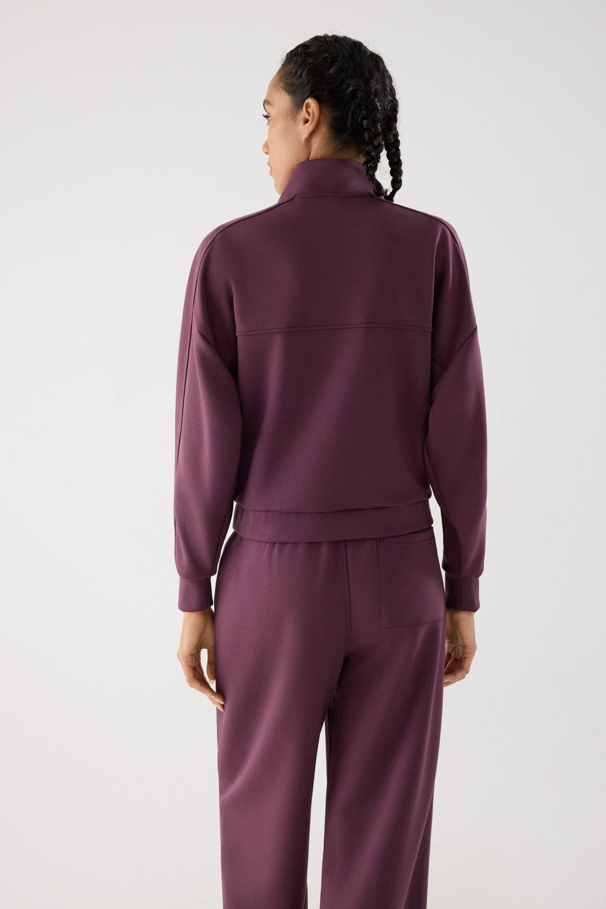 chaqueta deportiva mujer Slowloom en granate cherry lacquer vista en movimiento para entrenamientos corte cómodo para conjunto casual