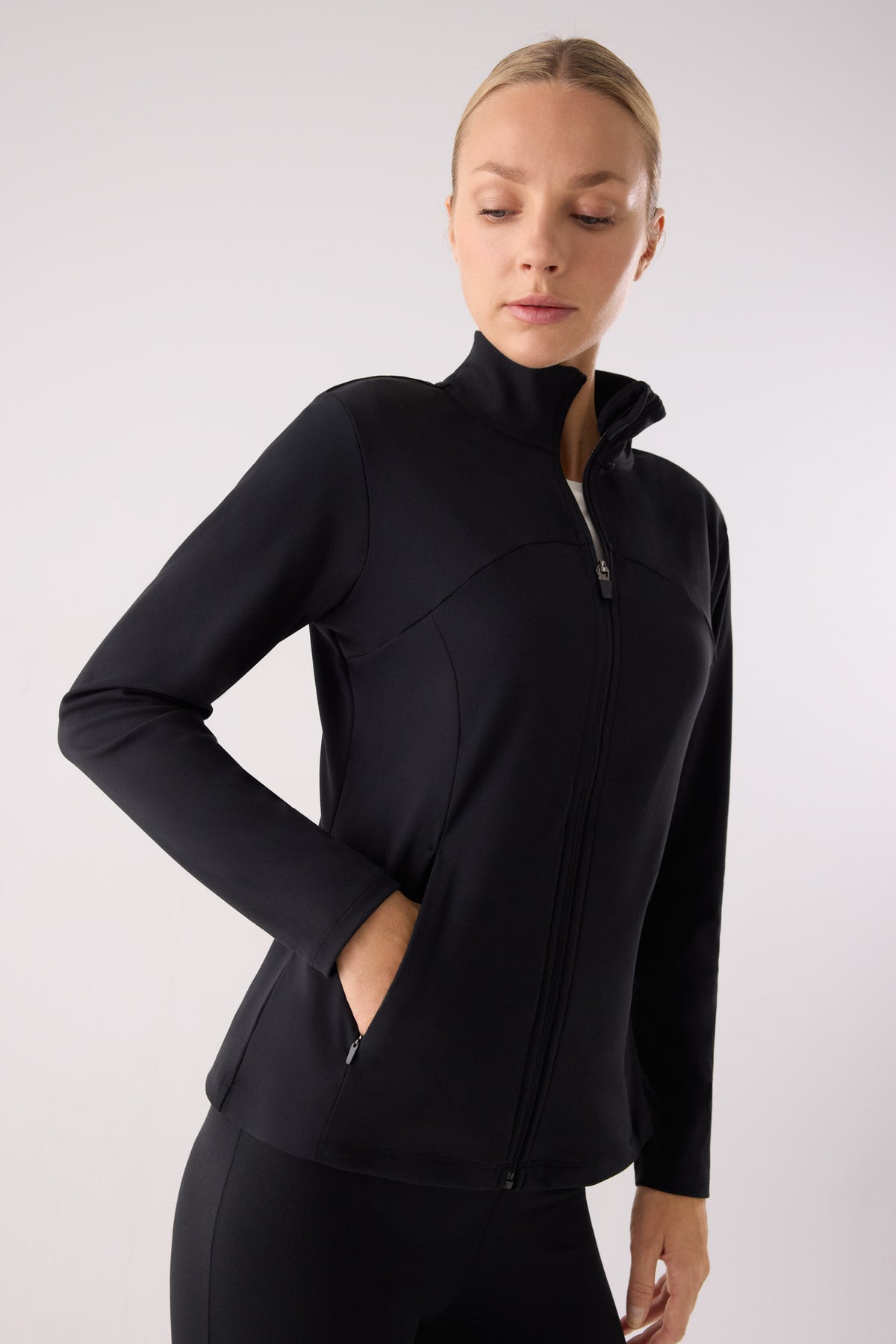 chaqueta deportiva elástica gimnasio en negro vista lateral del conjunto fitness diseño fitness en color negro