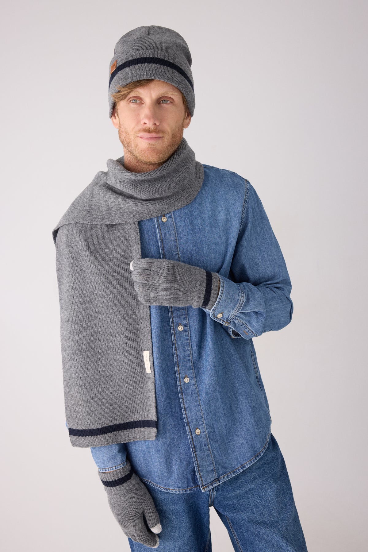 Bonnet homme en maille rayée gris avec doublure polaire