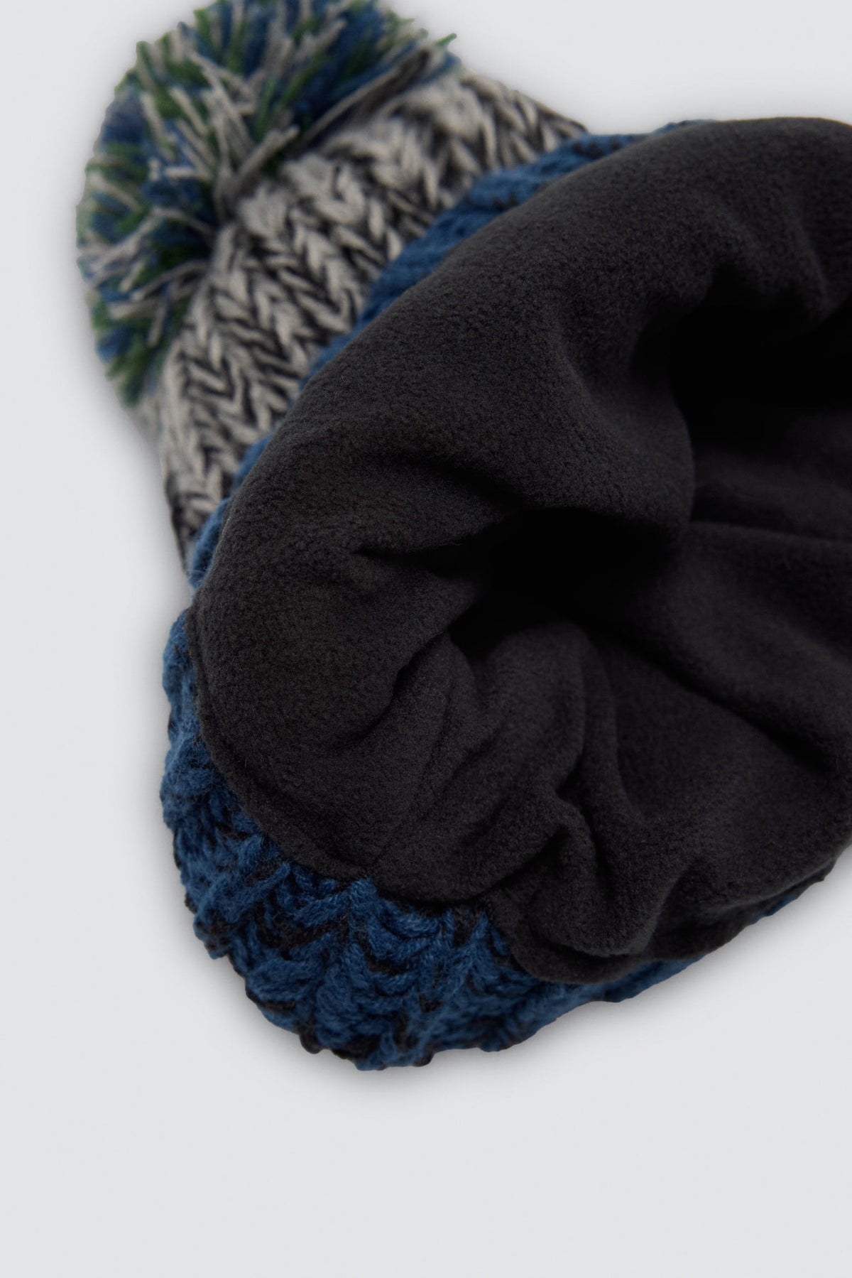 Bonnet garçon en maille multicolore à pompon avec doublure polaire