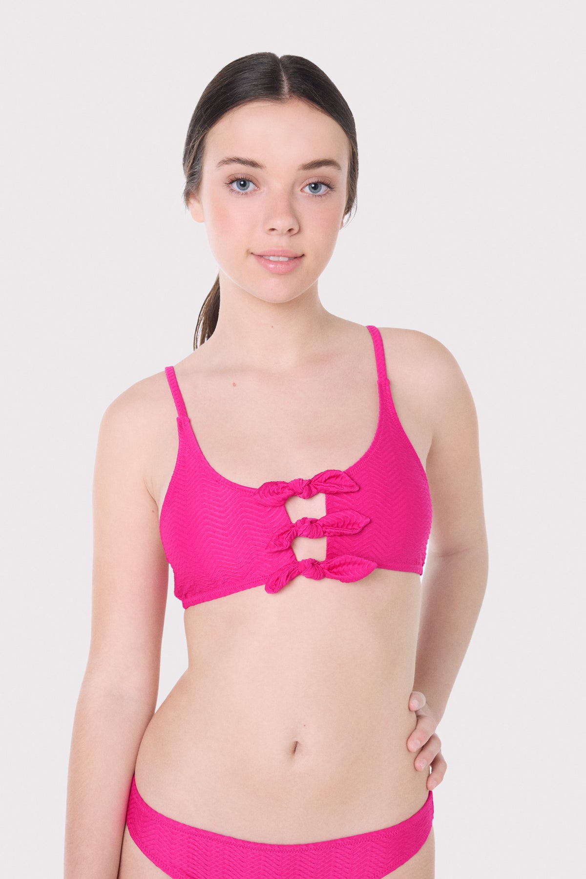 Top bikini juvenil texturizado detalles lazos fucsia - Ysabel Mora