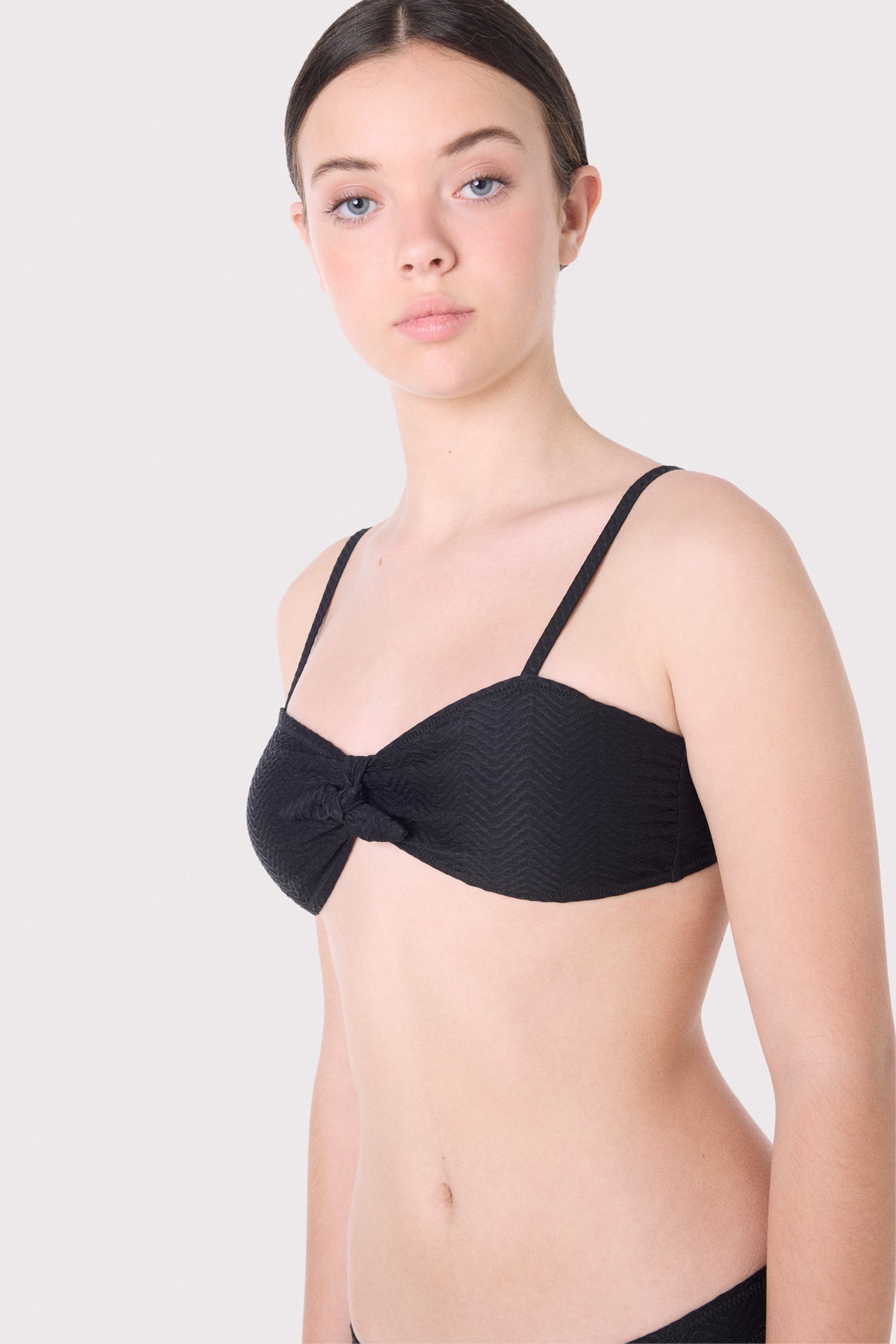 Top bikini juvenil texturizado con lazo y relleno extraíble - Ysabel Mora