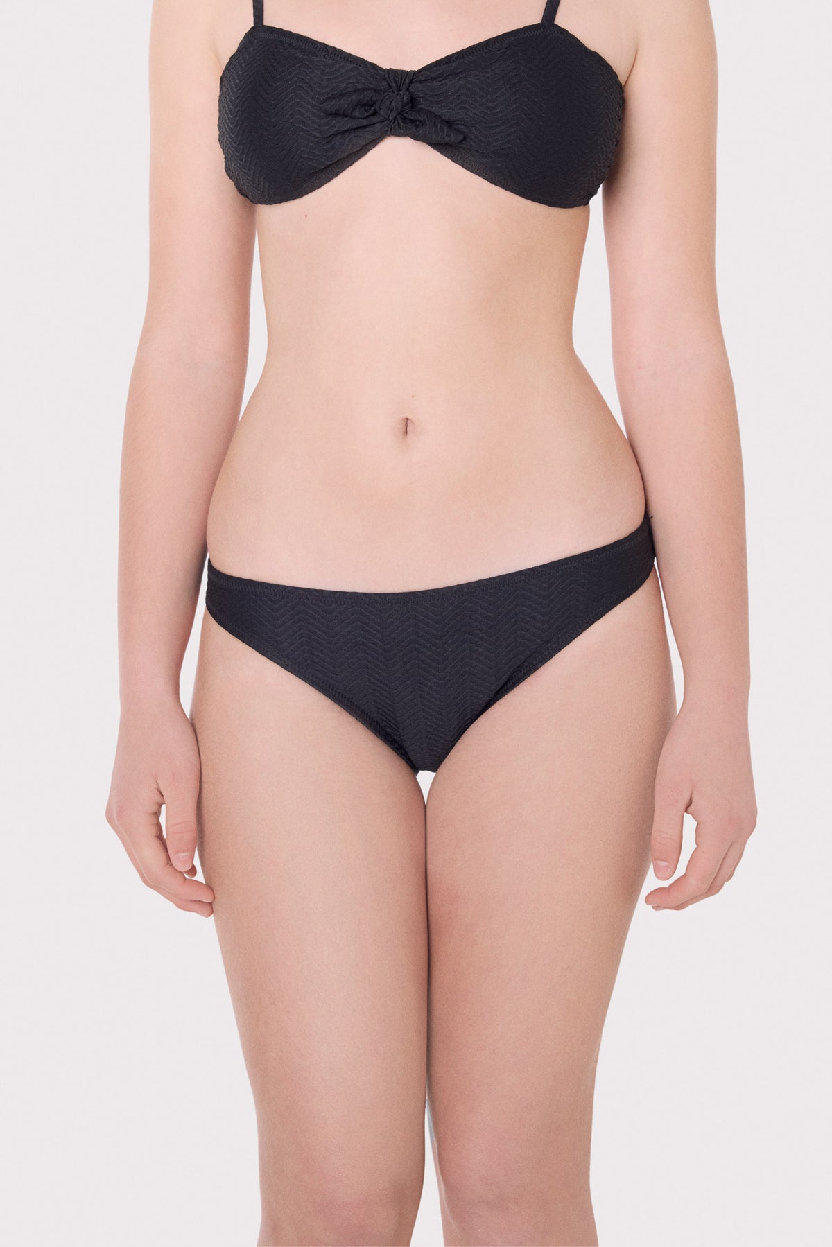 Braga bikini juvenil texturizada lisa negro - Ysabel Mora