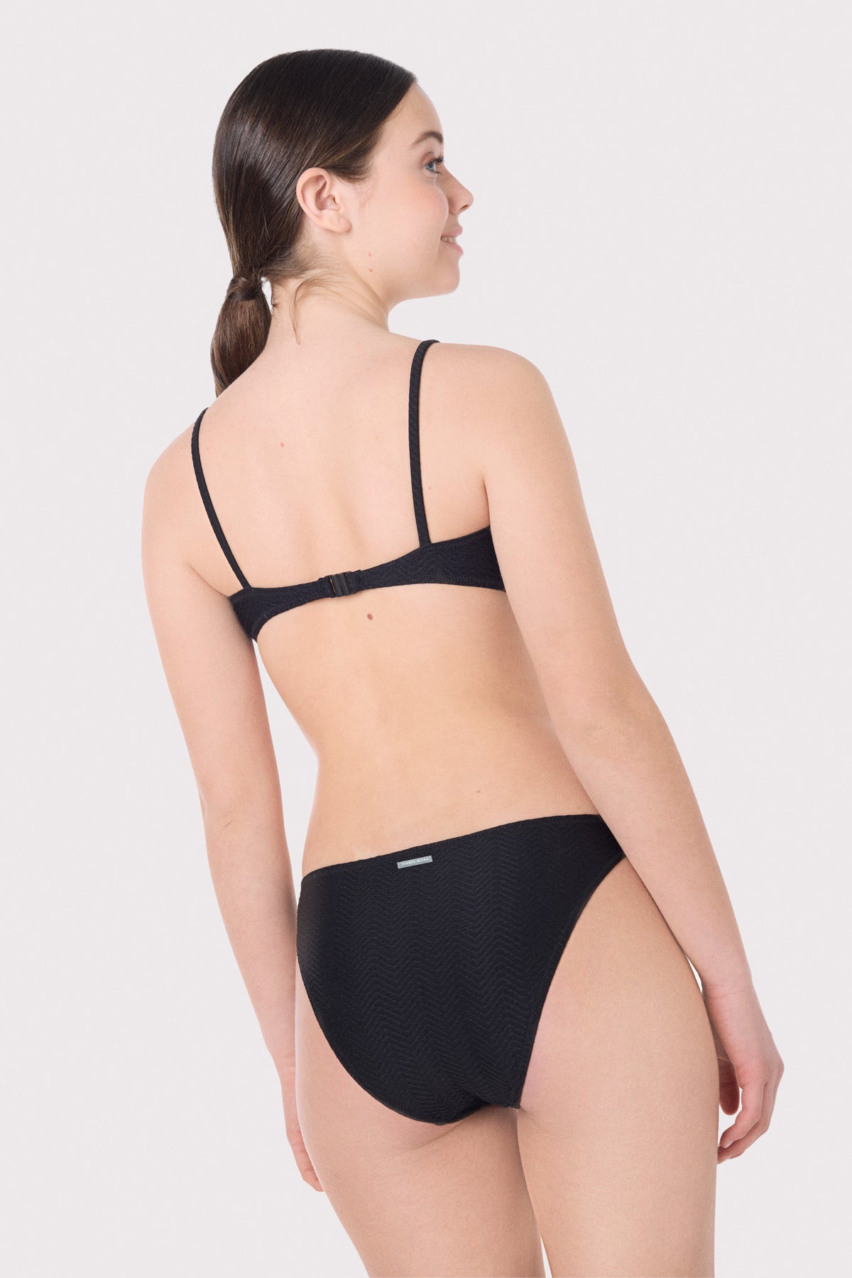 Braga bikini juvenil texturizada lisa negro - Ysabel Mora