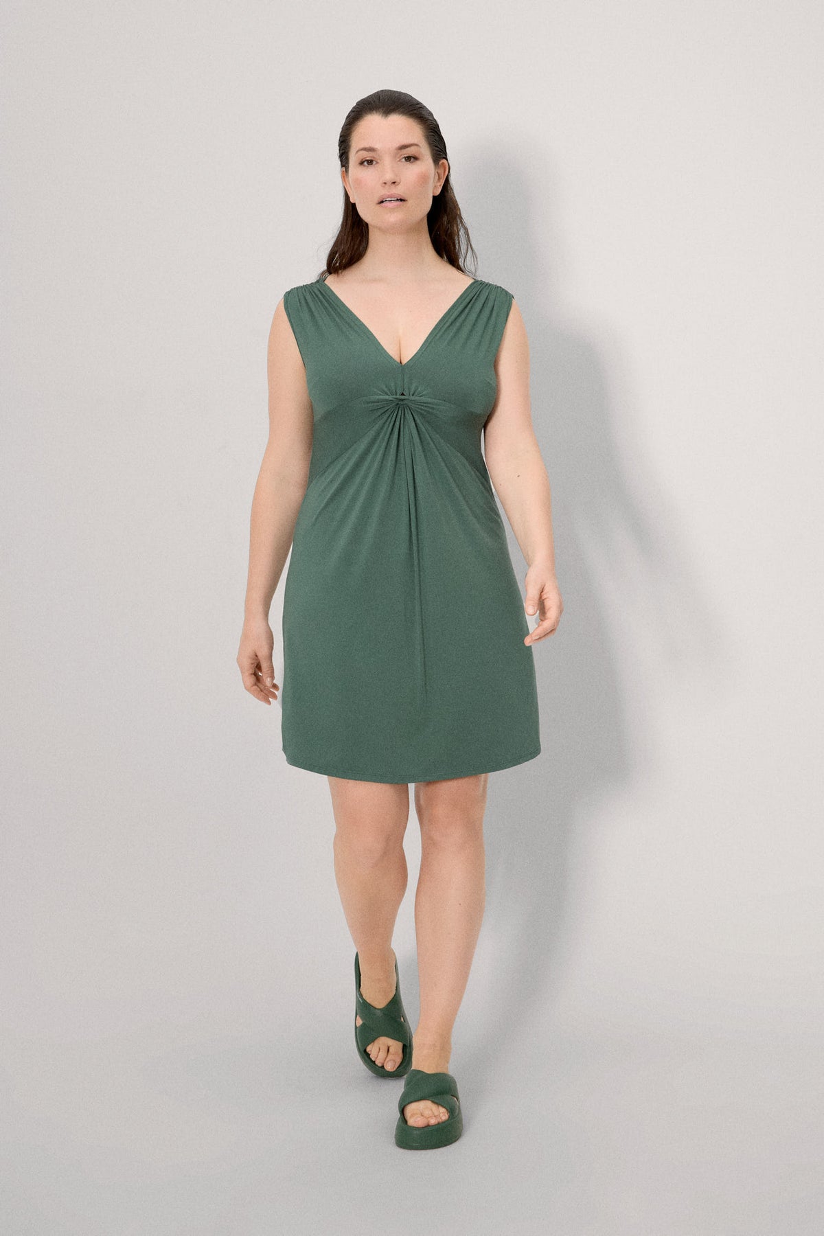 86233-vestido-mujer-verano-corto-escote-en-v-verde-botella