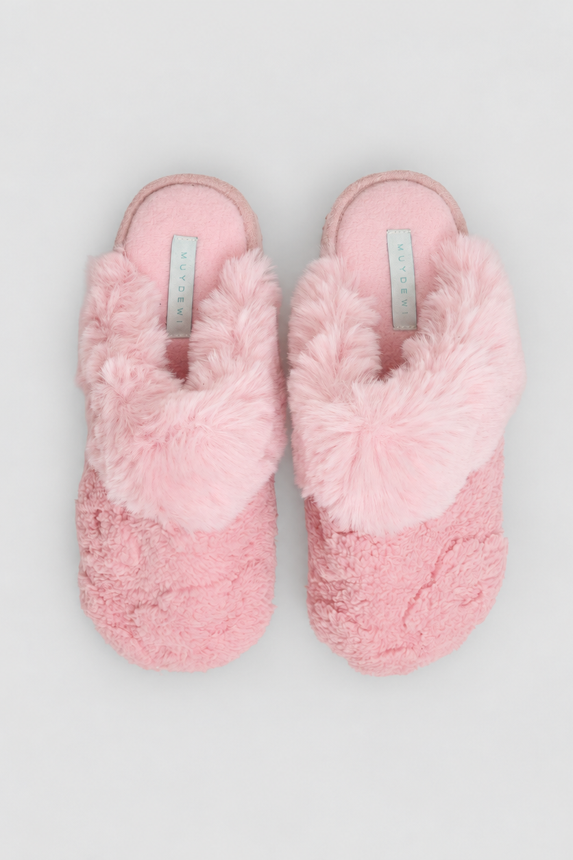 Chaussons roses en fourrure douce