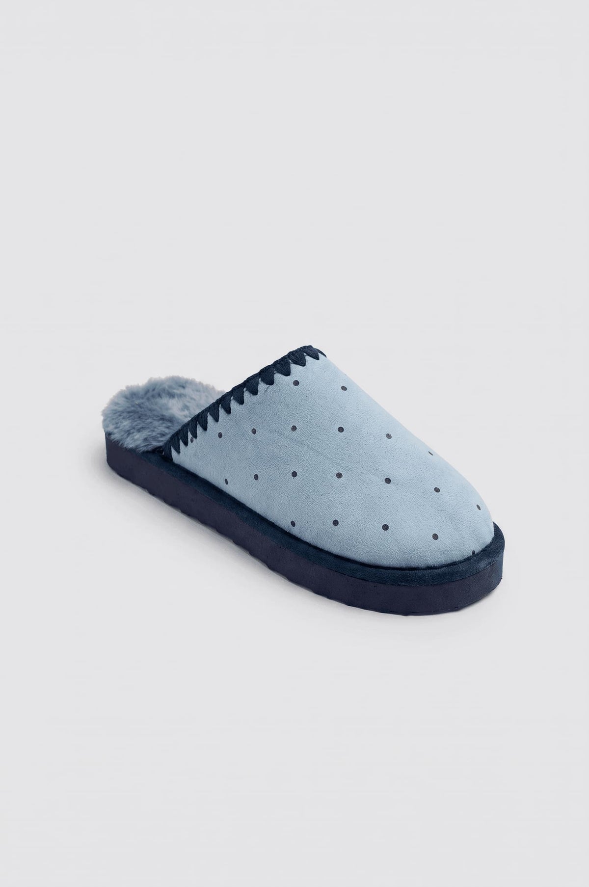 Chaussons bleus à pois