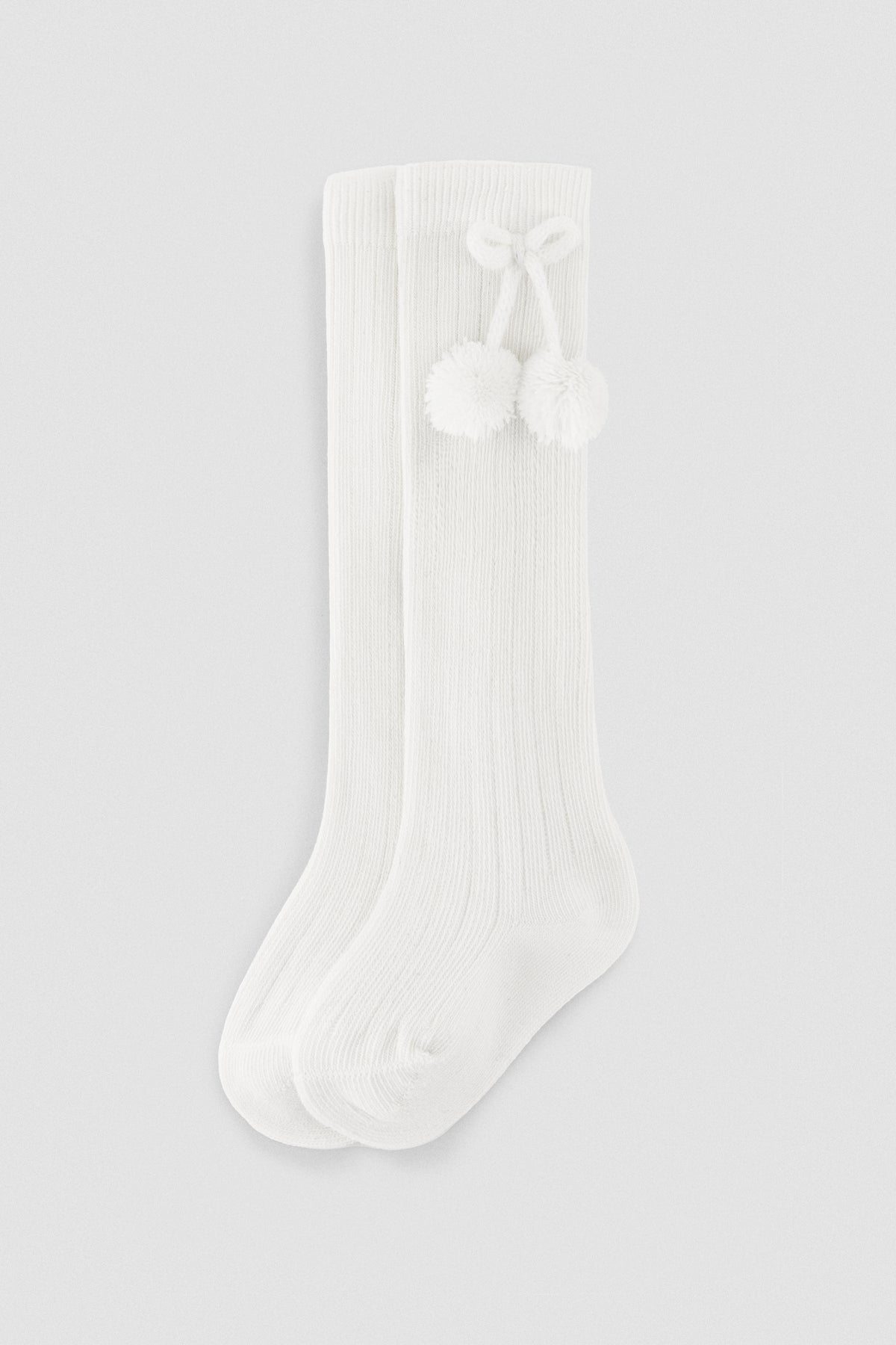 02833-1-calcetines-canale-blancos-infantiles-pompones-ysabel-mora