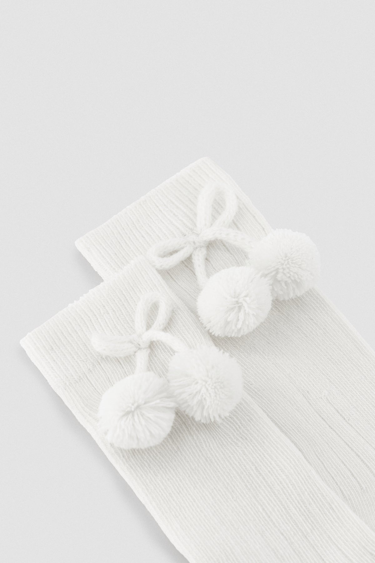 Calcetines largos pompones blanco - Ysabel Mora