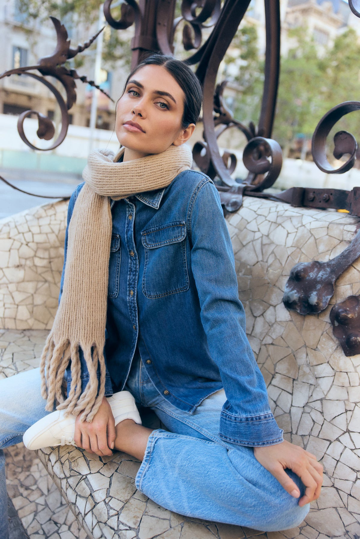 Écharpe femme côtelée beige avec franges