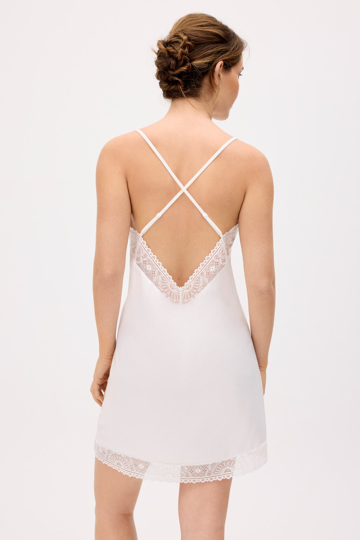 10180-2-camison-de-tirantes-de-saten-blanco-novia-blanco-paula-echevarria