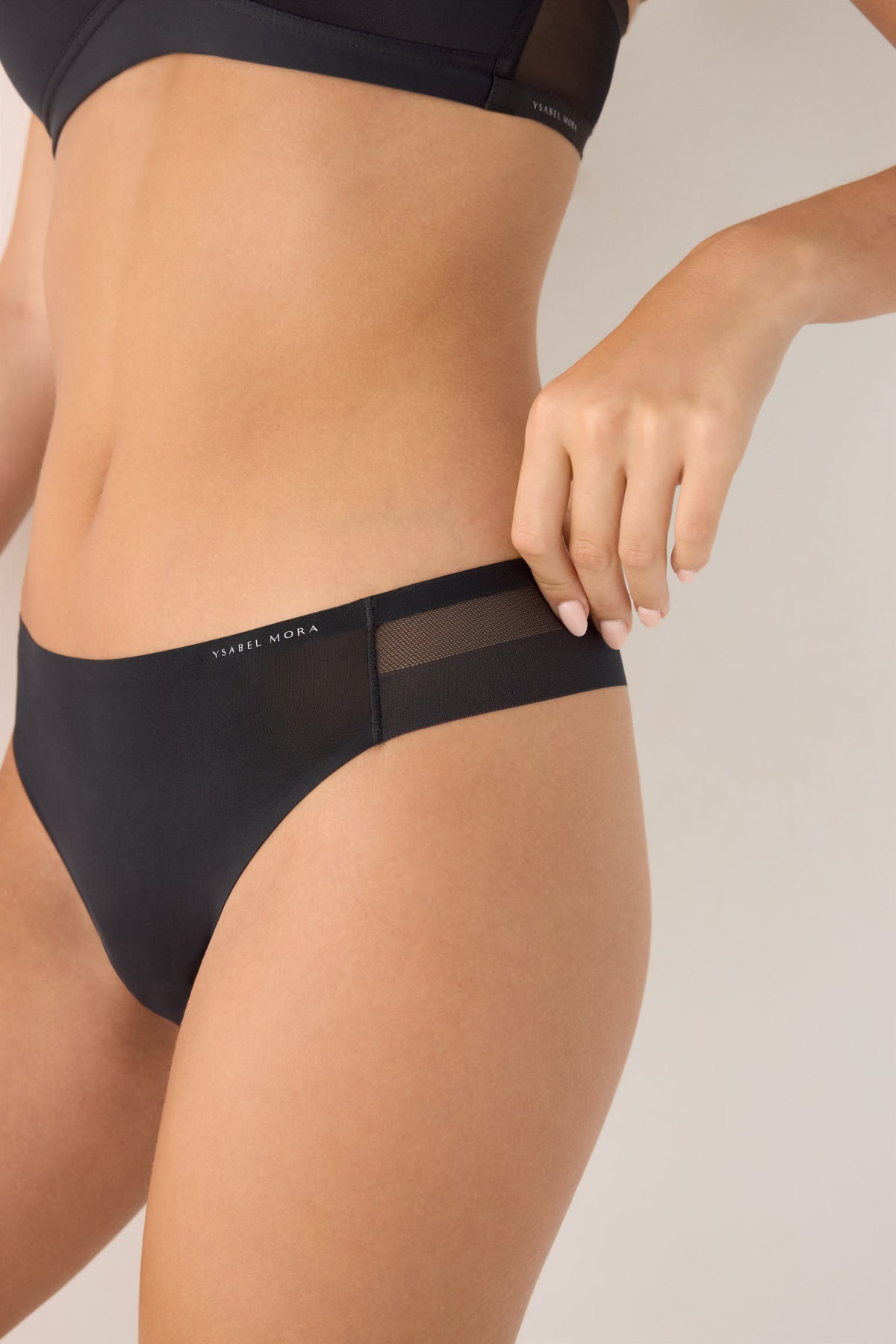 10186-04-nomarks-tanga-negro-ysabel-mora