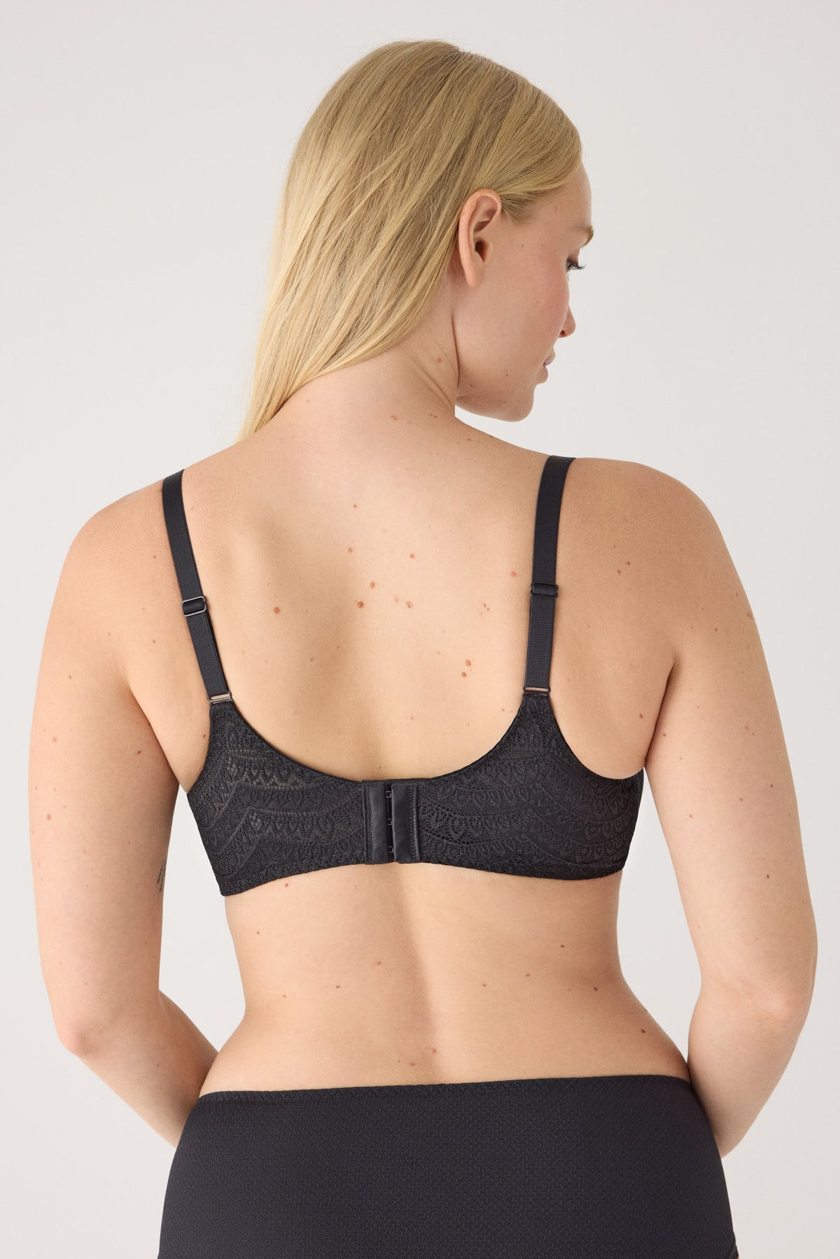 Soutien-gorge minimiseur emboîtant noir à armatures sans rembourrage