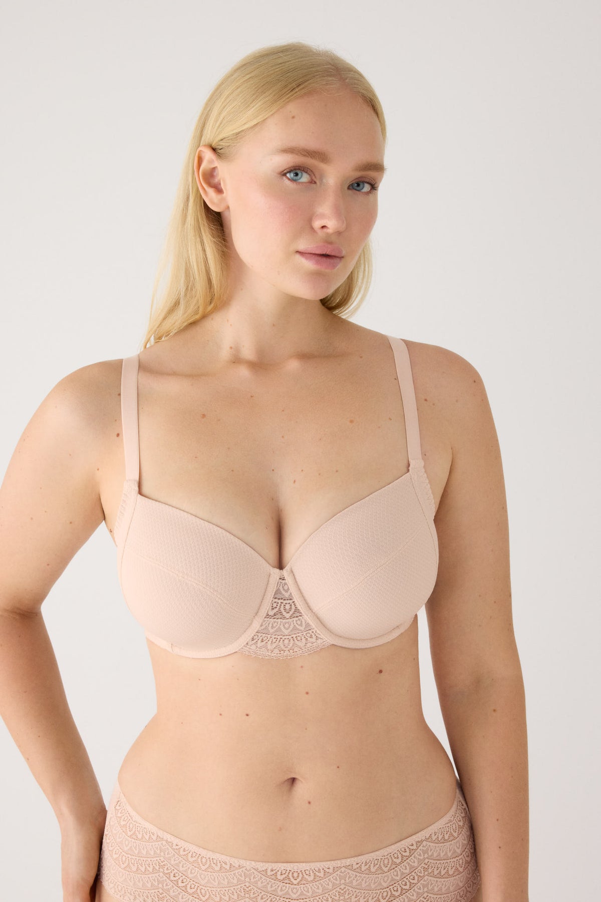 Soutien-gorge minimiseur emboîtant nude à armatures sans rembourrage