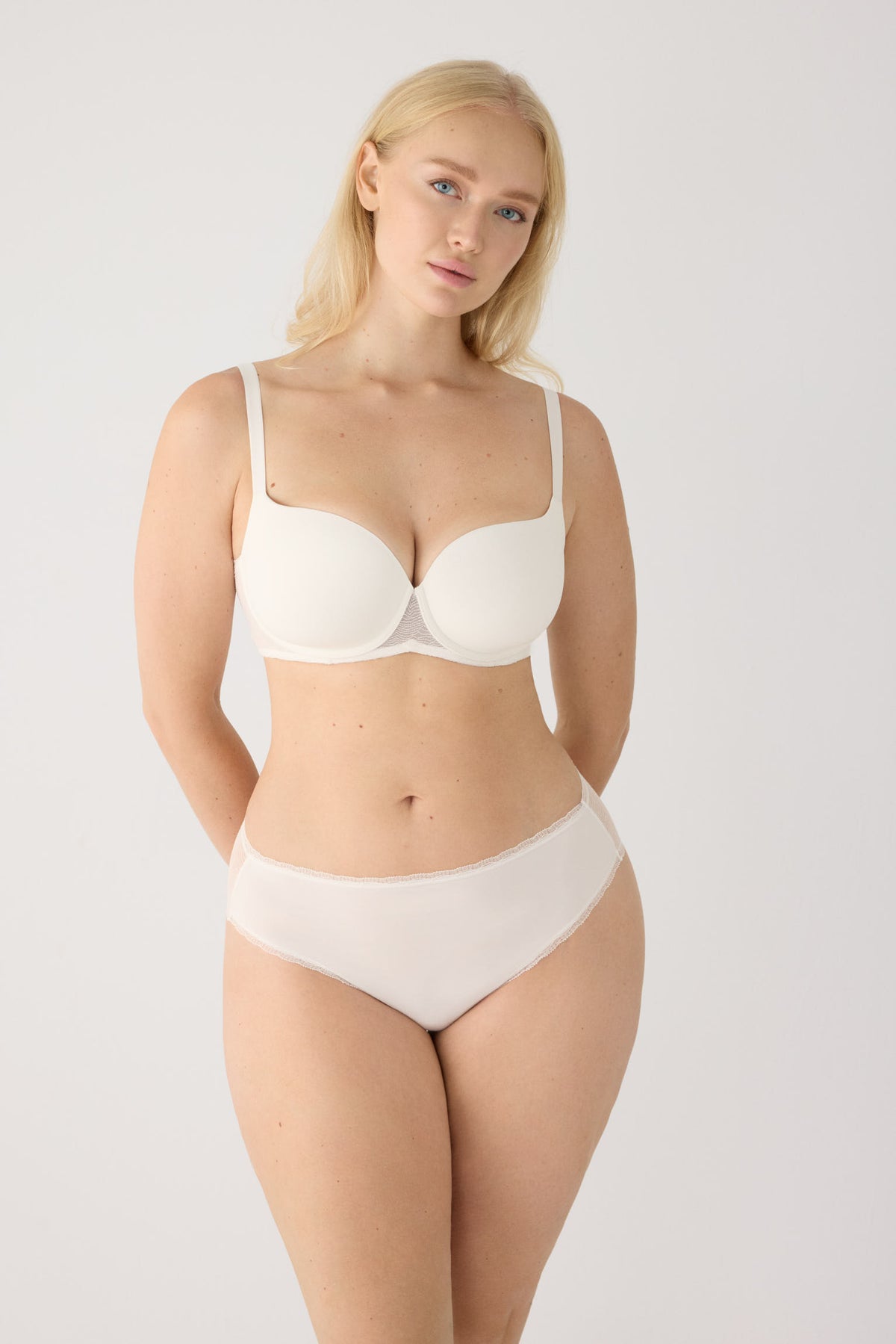 Ensemble ivoire texturé soutien-gorge emboîtant à armatures rembourré et culotte midi