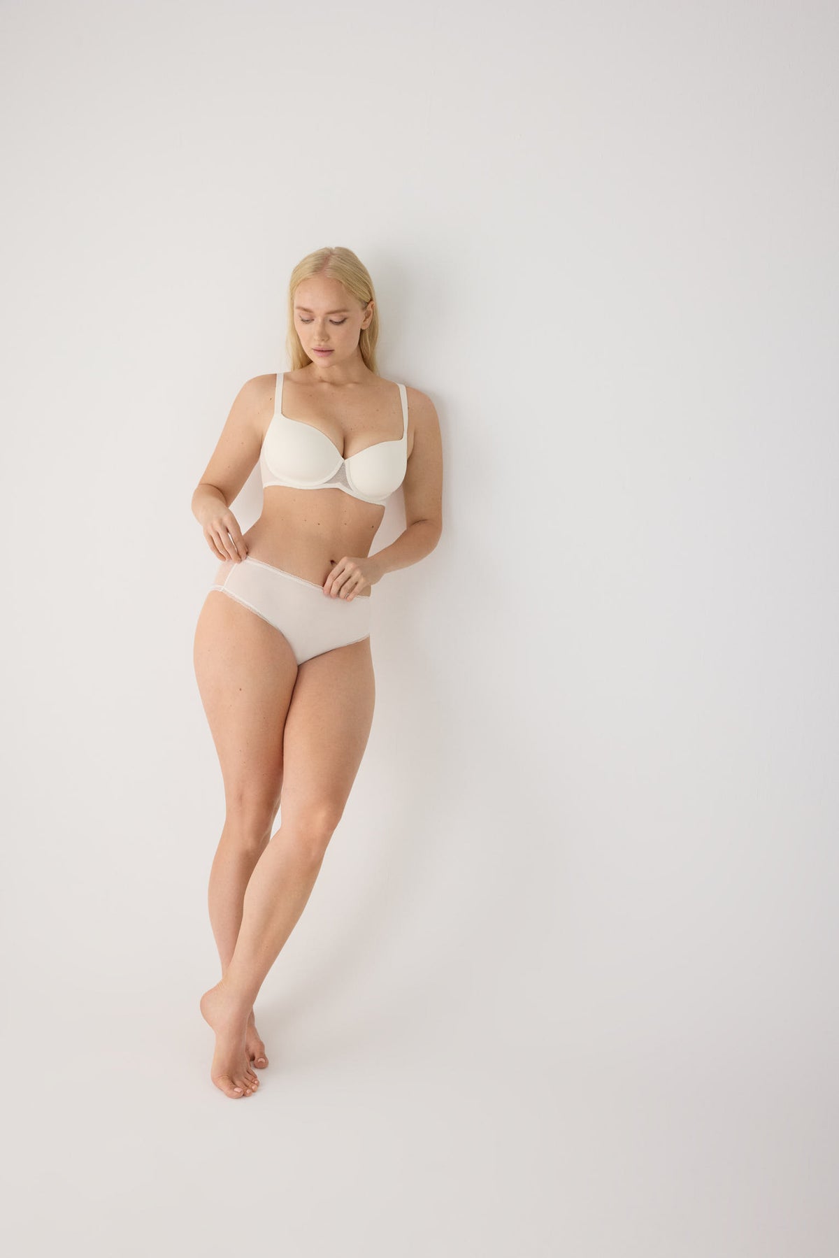 Ensemble ivoire texturé soutien-gorge emboîtant à armatures rembourré et culotte midi