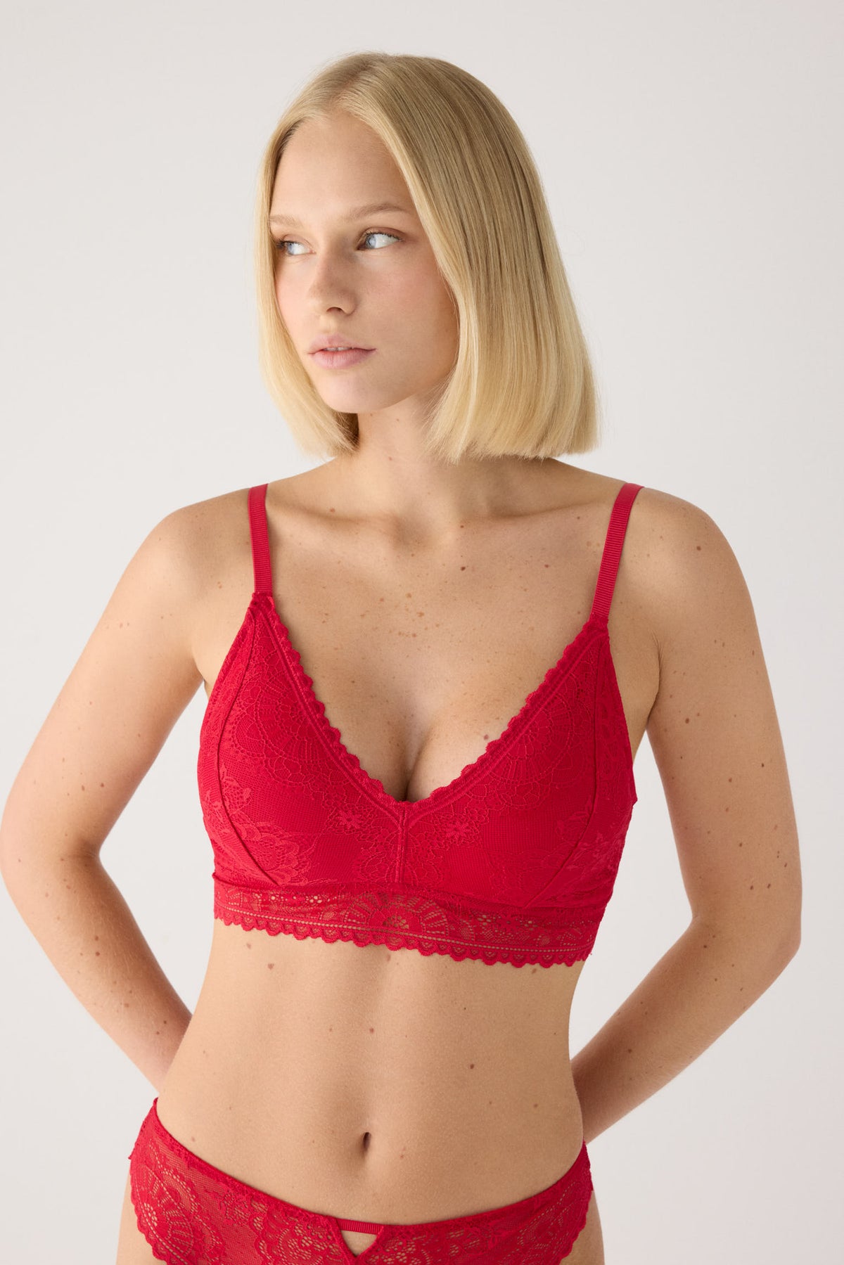 Bralette rouge en dentelle sans armatures rembourrée | Paula Echevarría