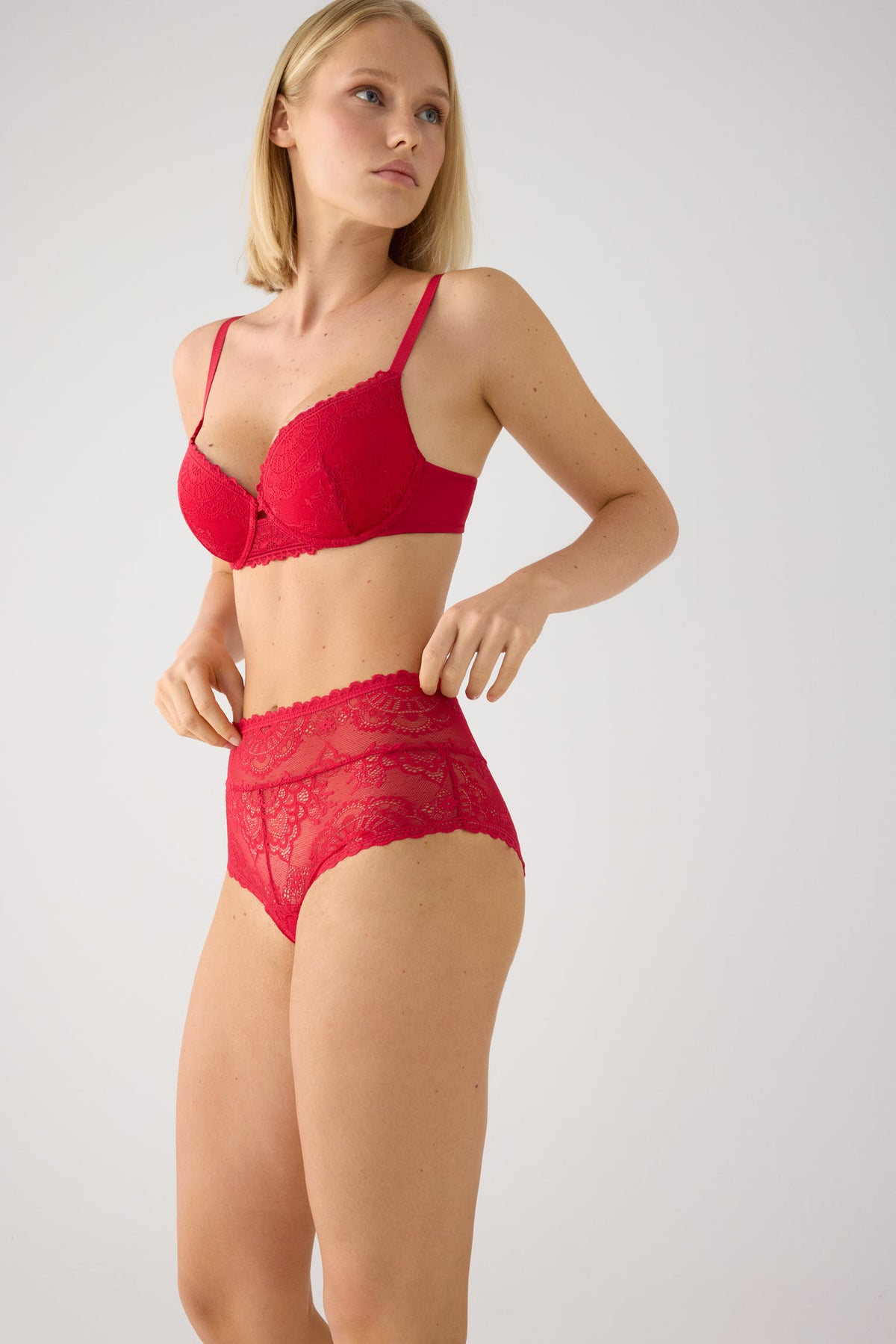 Culotte haute dentelle rouge