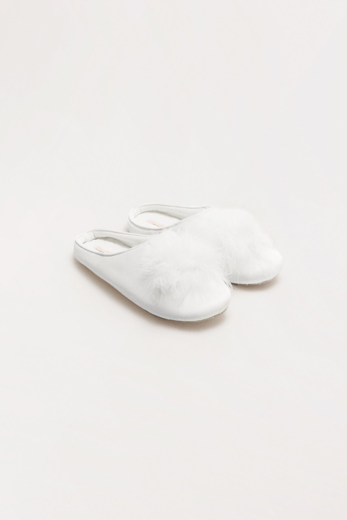 14176-1-zapatillas-de-casa-plumas-marabu-novia-blanco-paula-echevarria