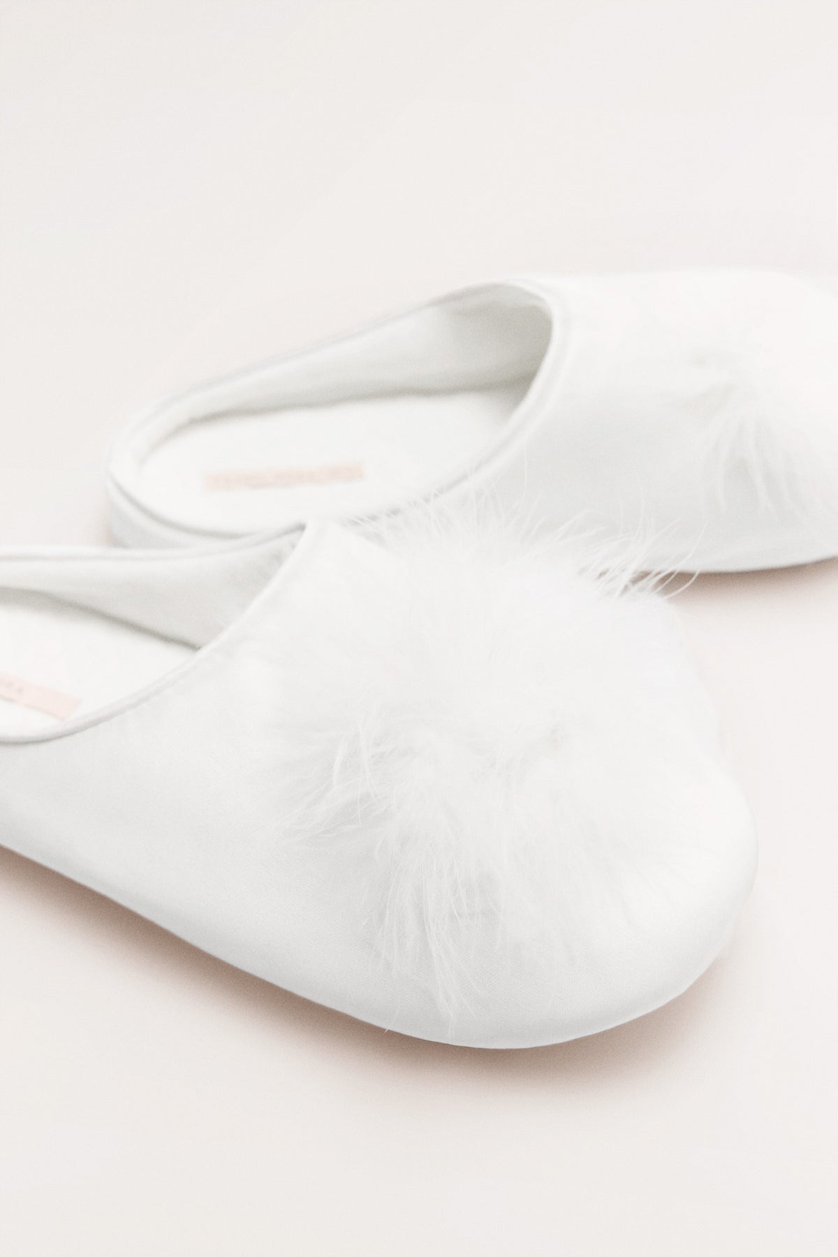 14176-3-zapatillas-de-casa-plumas-marabu-novia-blanco-paula-echevarria