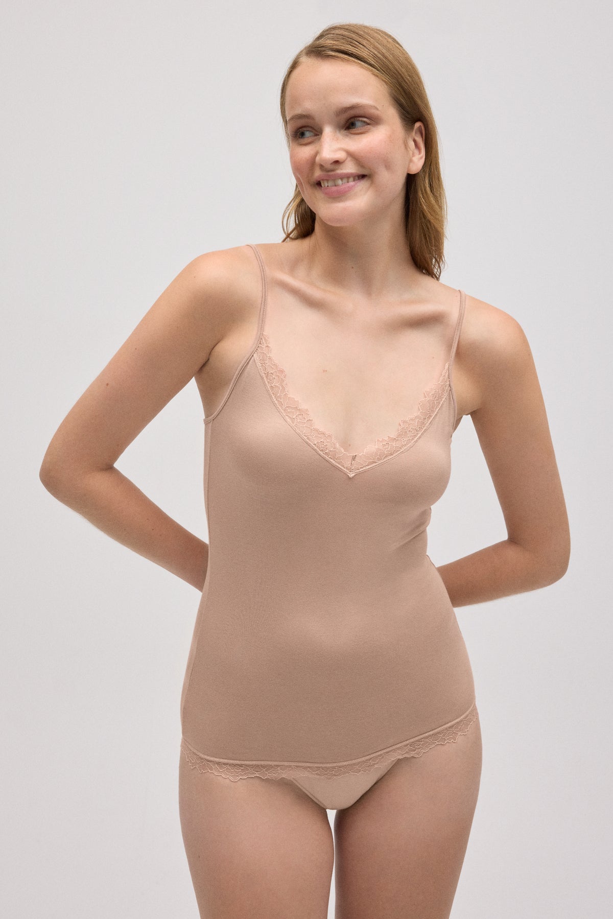 19459-1-camiseta-interior-tirante-fino-mujer-detalle-encaje-ysabel-mora