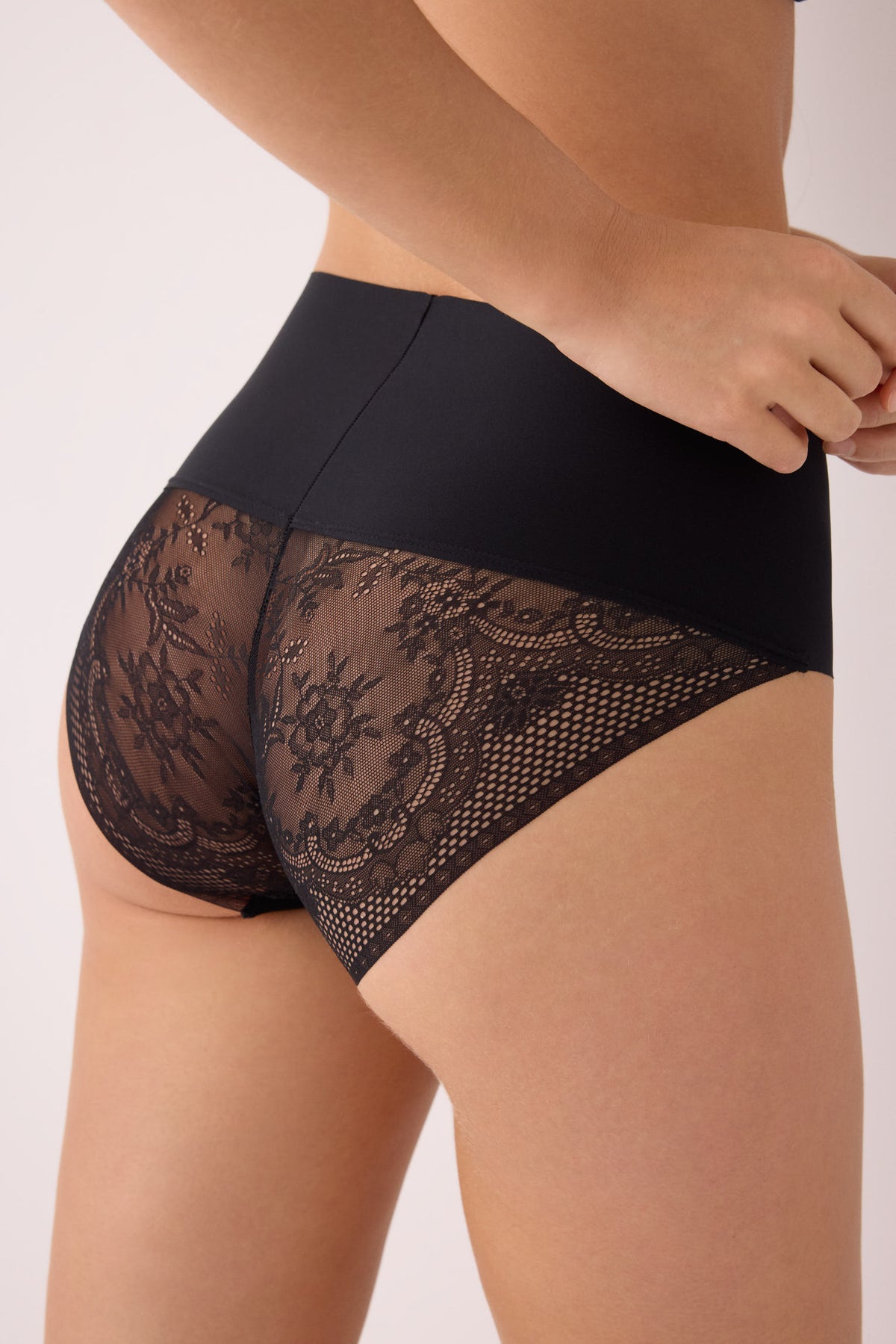 Culotte haute découpe laser noir