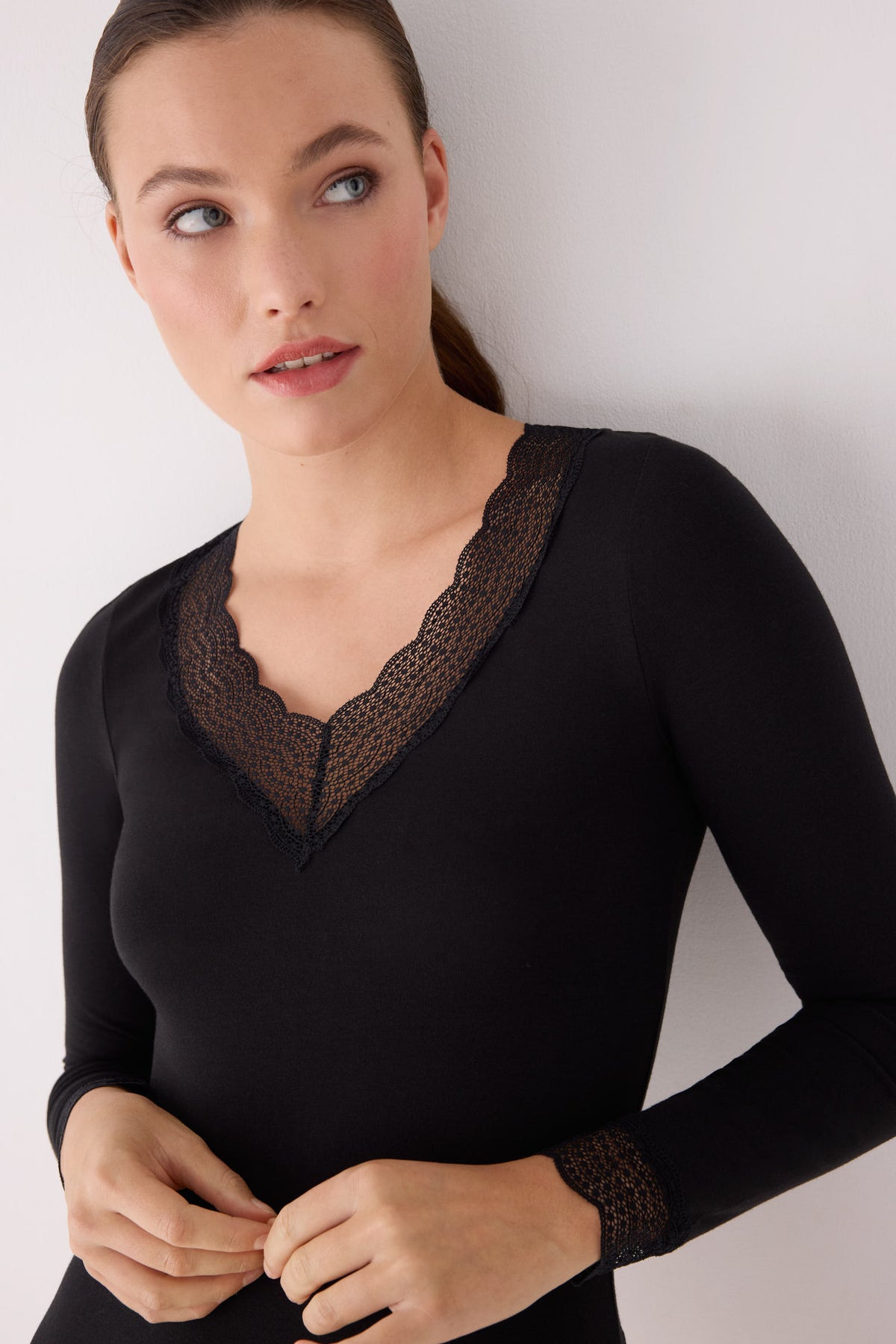 Top noir manches longues avec détails en dentelle