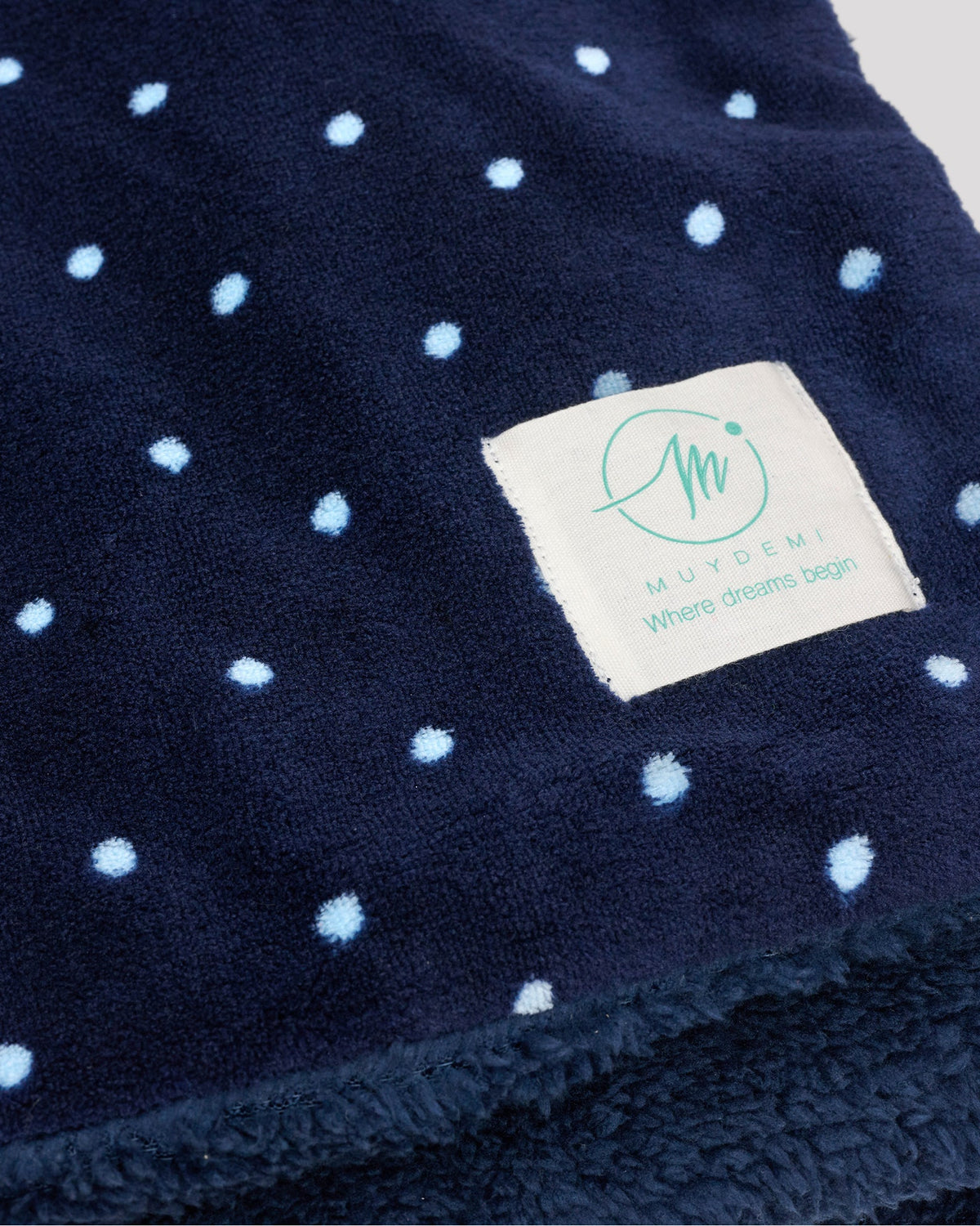 Plaid bleu marine à pois en polaire corail et effet mouton