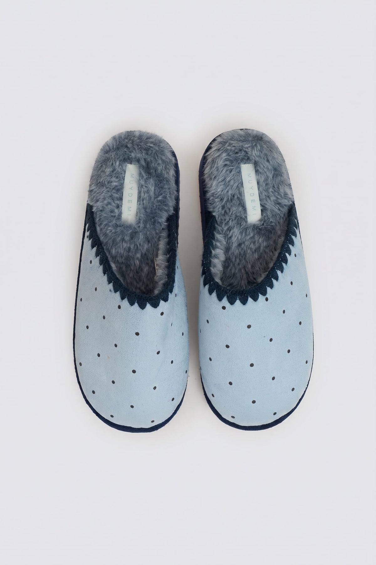Chaussons bleus à pois