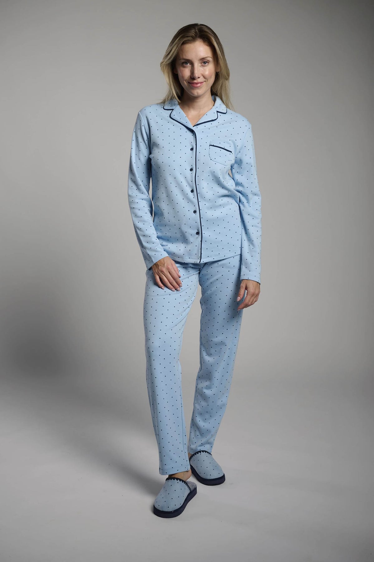 26204-pijama-largo-afelpado-mujer-camisero-estampado-lunares-azul