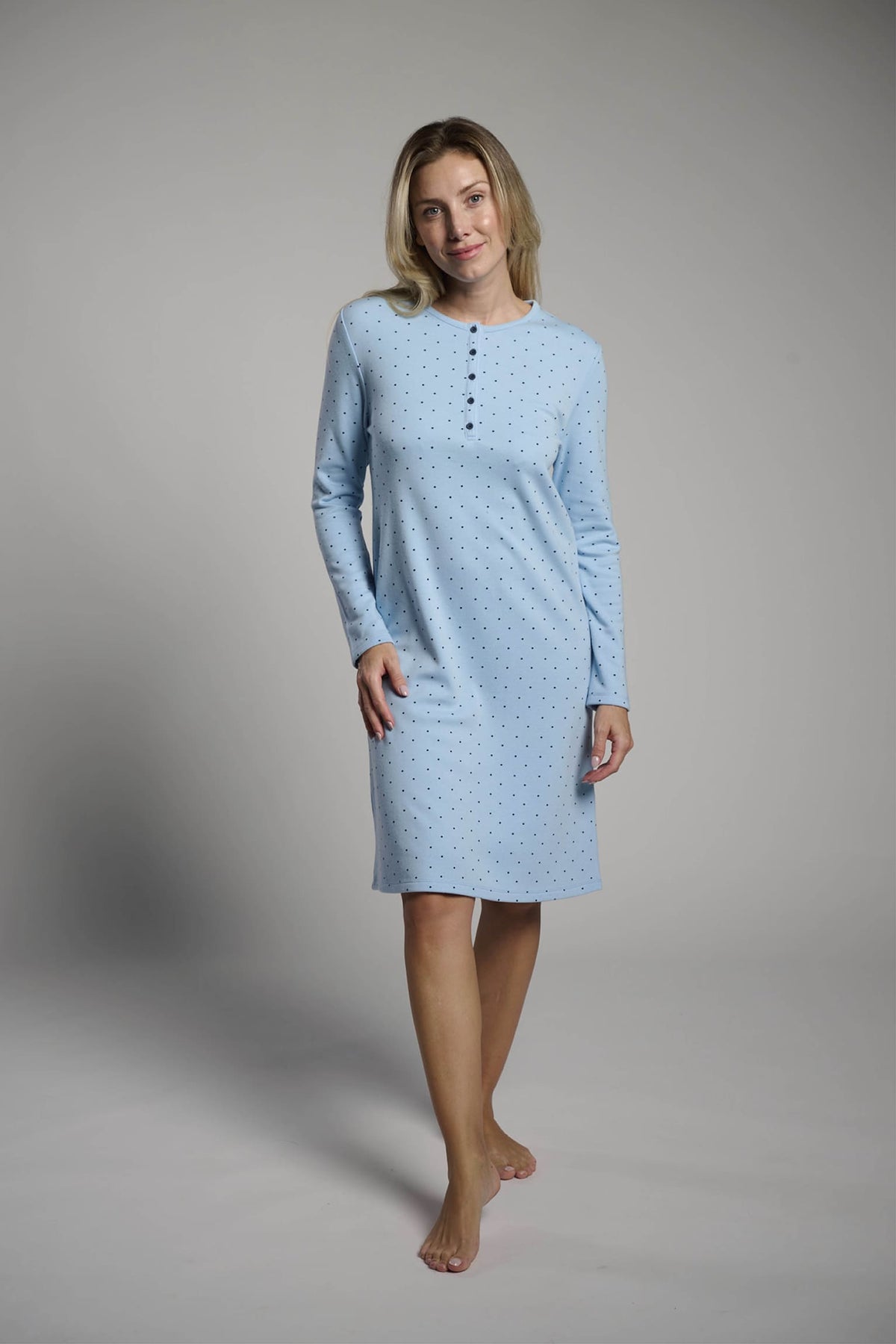 26205-camison-afelpado-mujer-estampado-lunares-azul