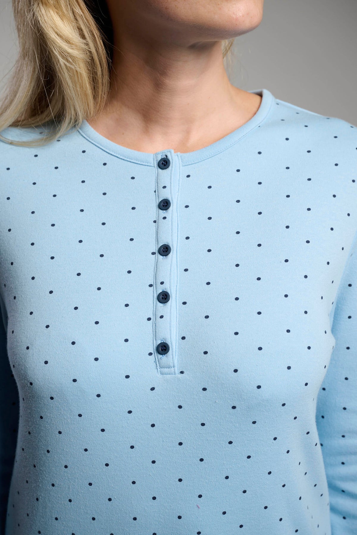 26205-camison-afelpado-mujer-estampado-lunares-azul