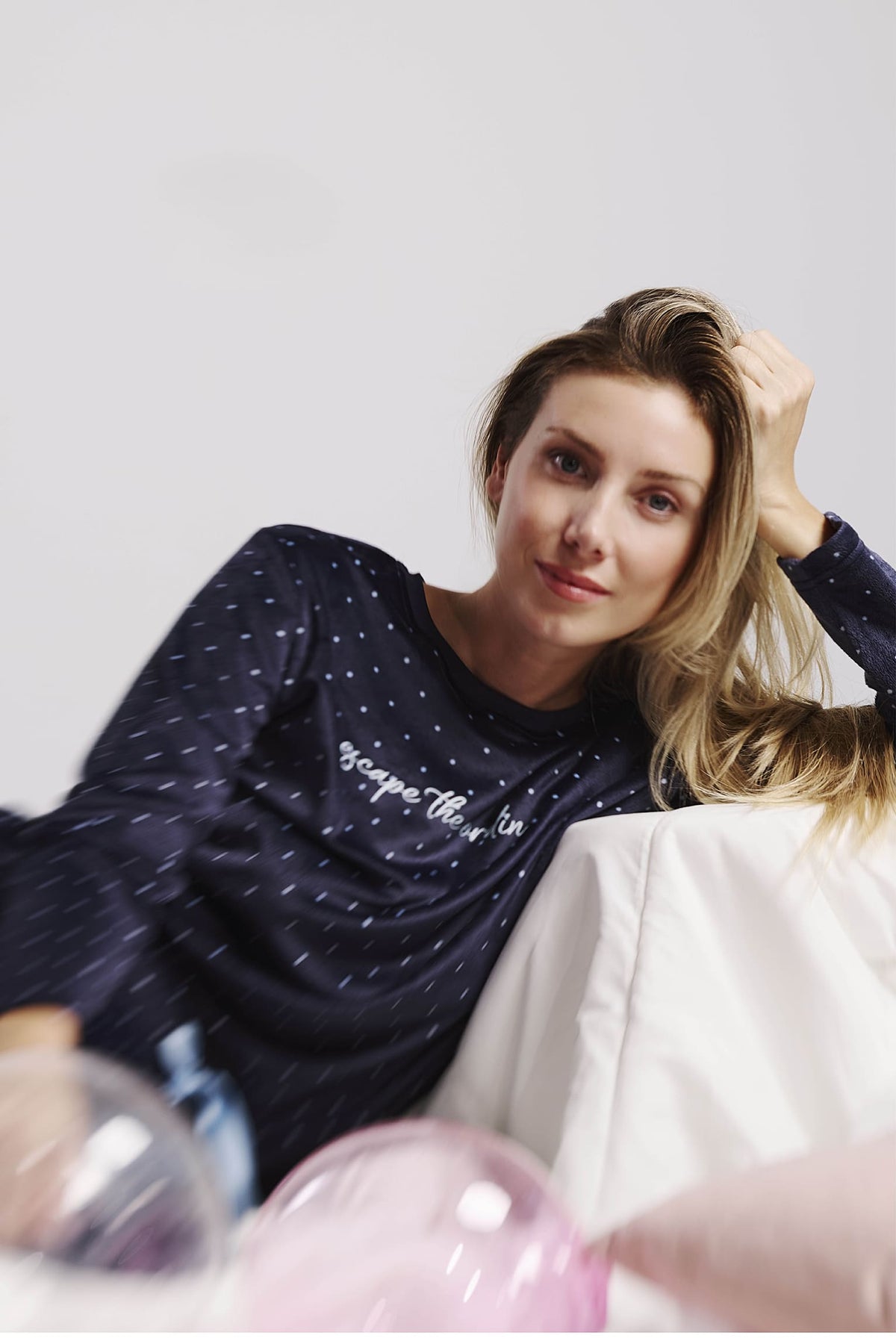 26206-pijama-largo-de-terciopelo-mujer-marino-estampado-lunares