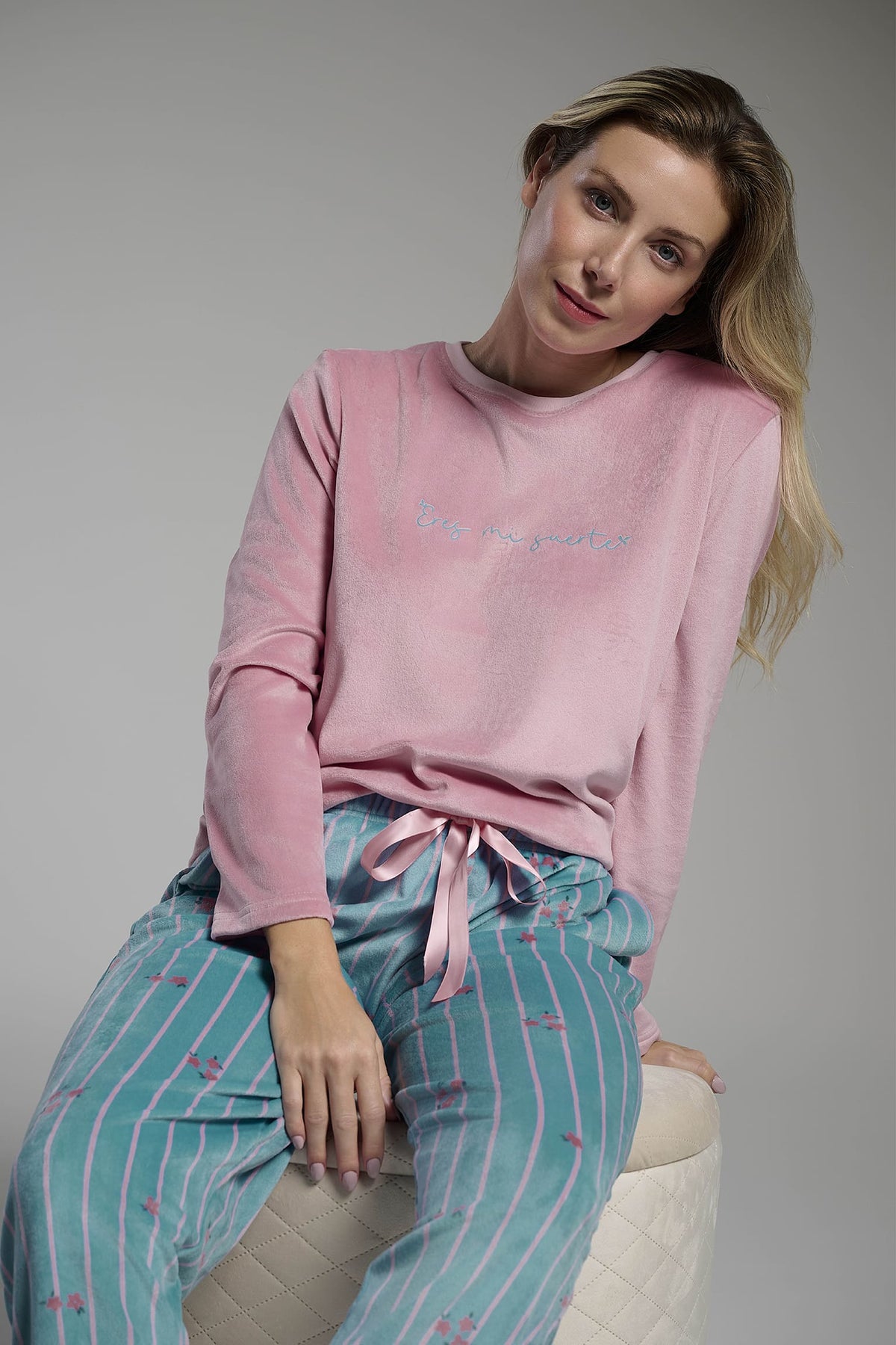 26208-pijama-largo-de-terciopelo-mujer-camiseta-rosa-y-pantalon-estampado