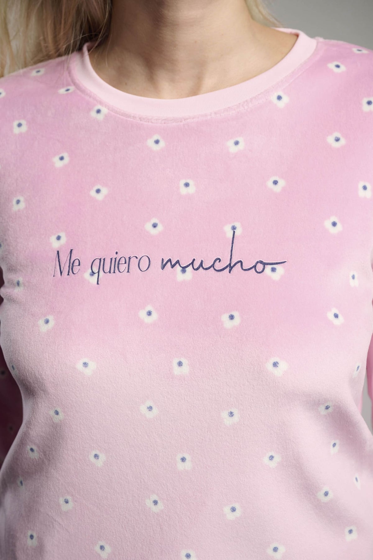 26226-pijama-largo-de-terciopelo-mujer-rosa-con-estampado