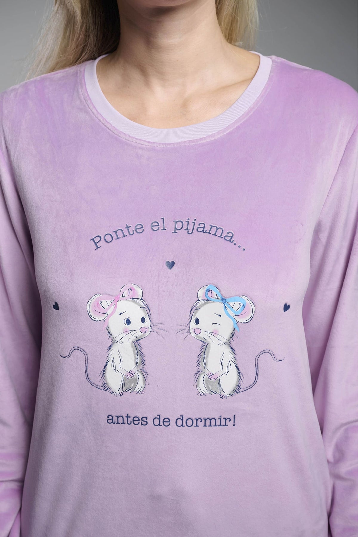 26228-pijama-largo-de-terciopelo-mujer-estampado-divertido