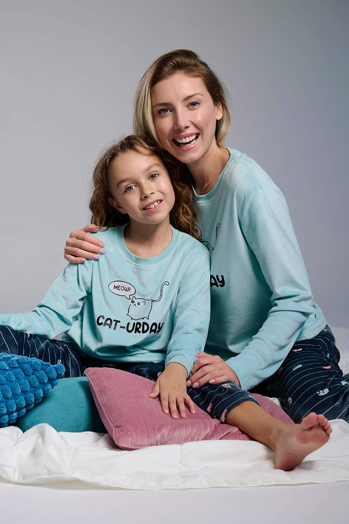 26230-pijama-largo-de-terciopelo-mujer-azul-estampado-gatos