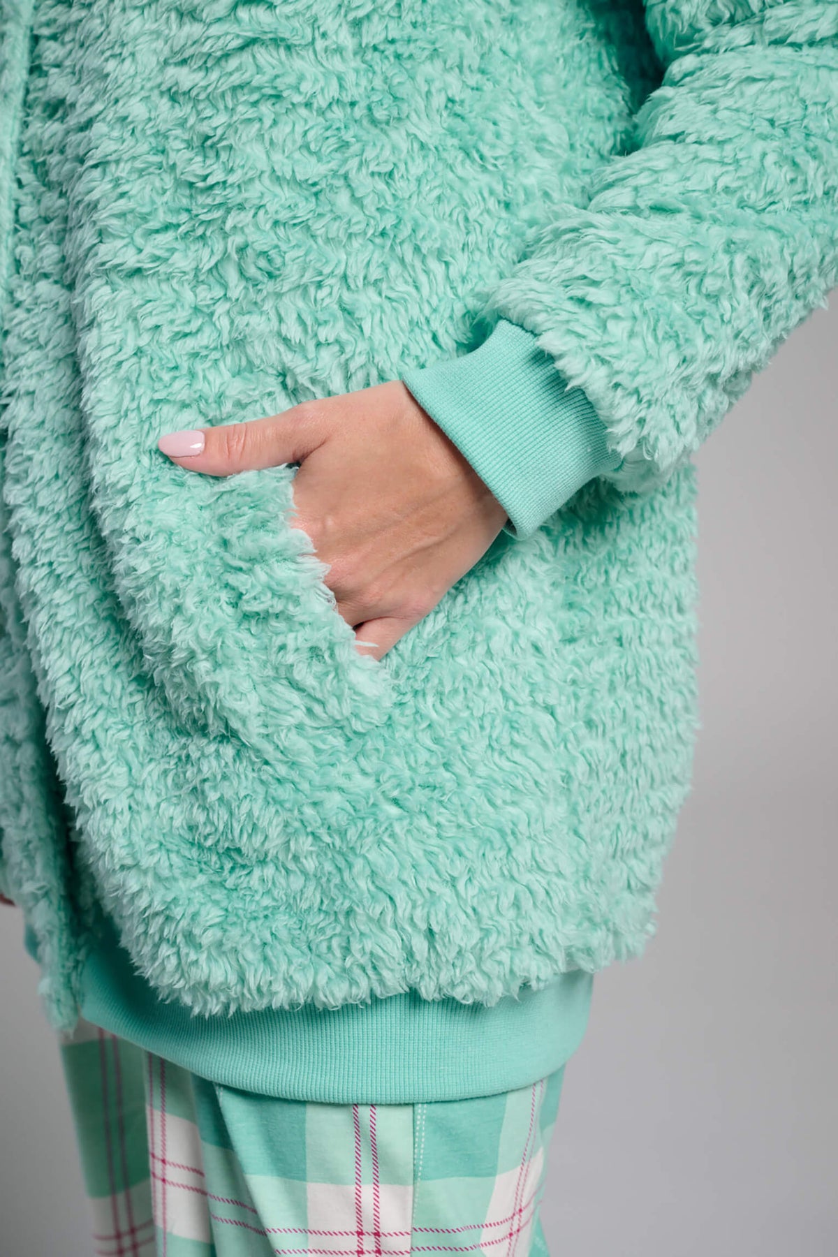 Bata corta polar de borreguito verde para mujer con botones, prenda de abrigo para el hogar durante el invierno.