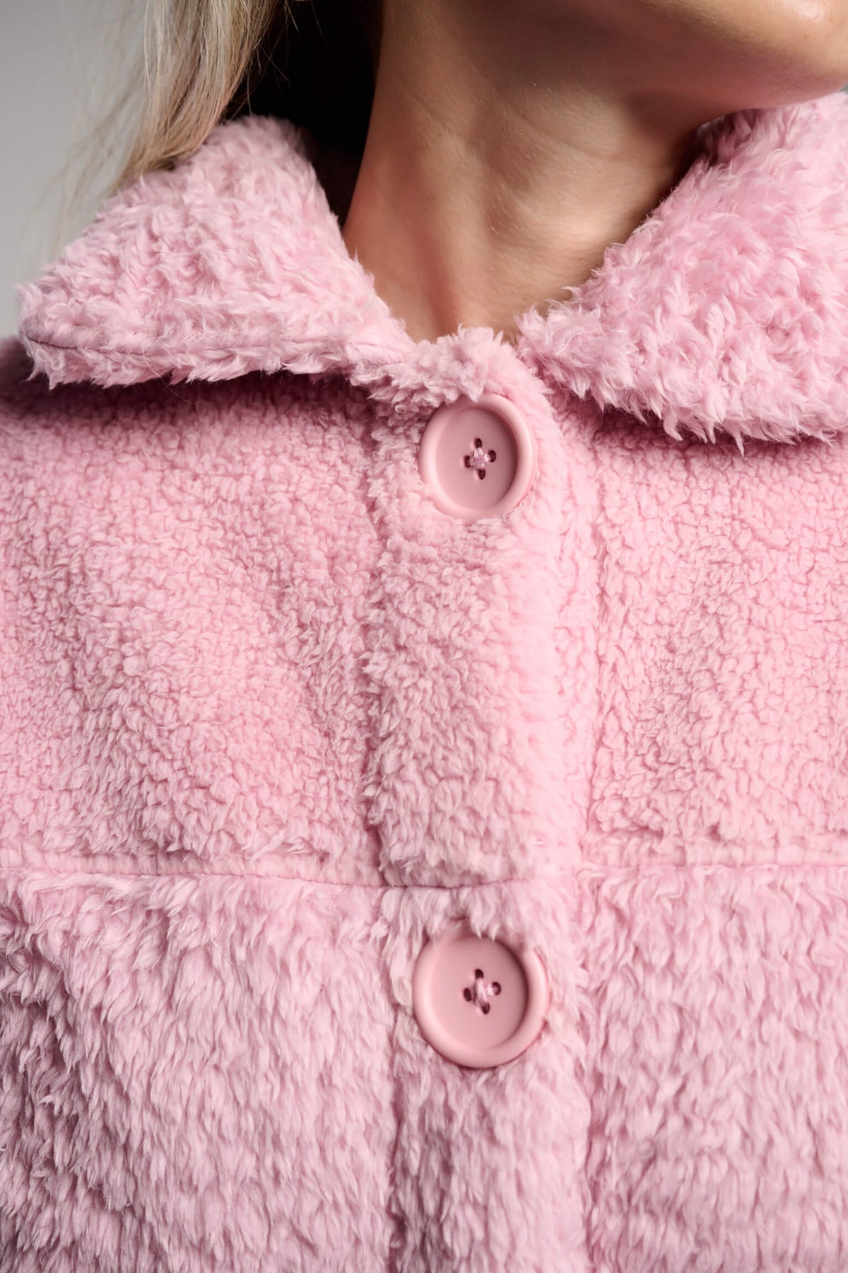 Bata corta polar de borreguito rosa para mujer con botones, homewear cálido y confortable para estar en casa.