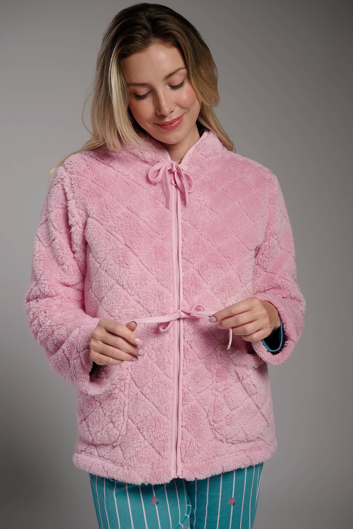 Bata corta polar de borreguito rosa para mujer con detalles de lazos, ropa de casa cálida para otoño e invierno.