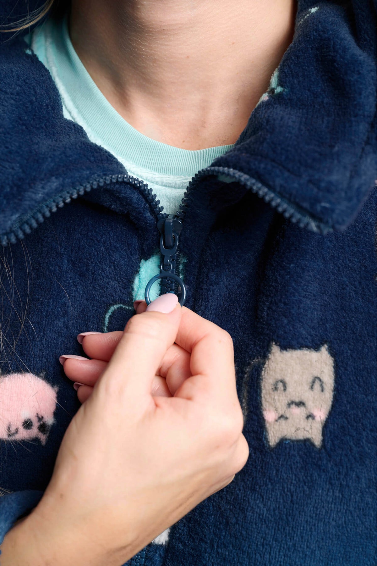 Bata corta de coralina polar azul marino para mujer con estampado de gatos, homewear cálido y confortable para estar en casa.