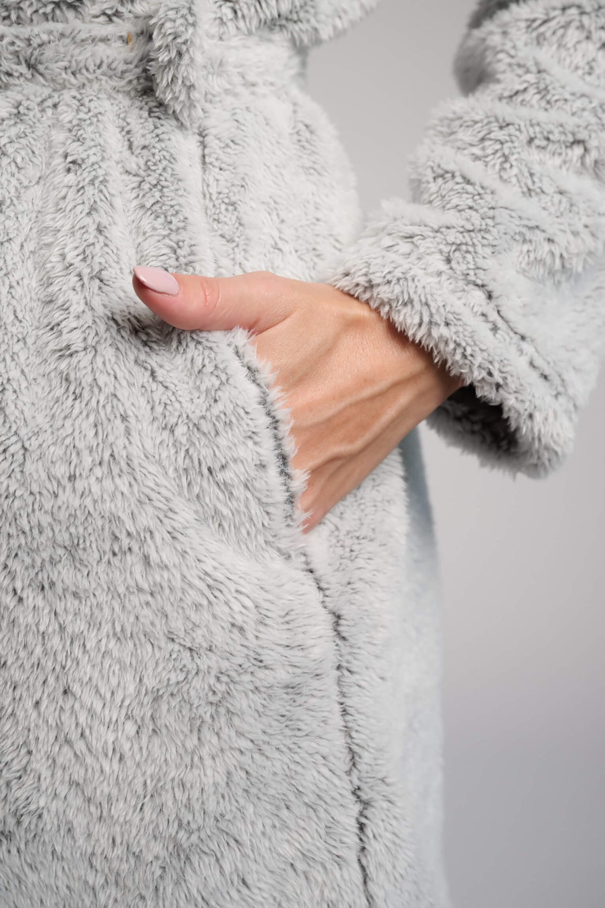 Bata corta de coralina polar gris para mujer, diseño suave y cómodo para los meses fríos.
