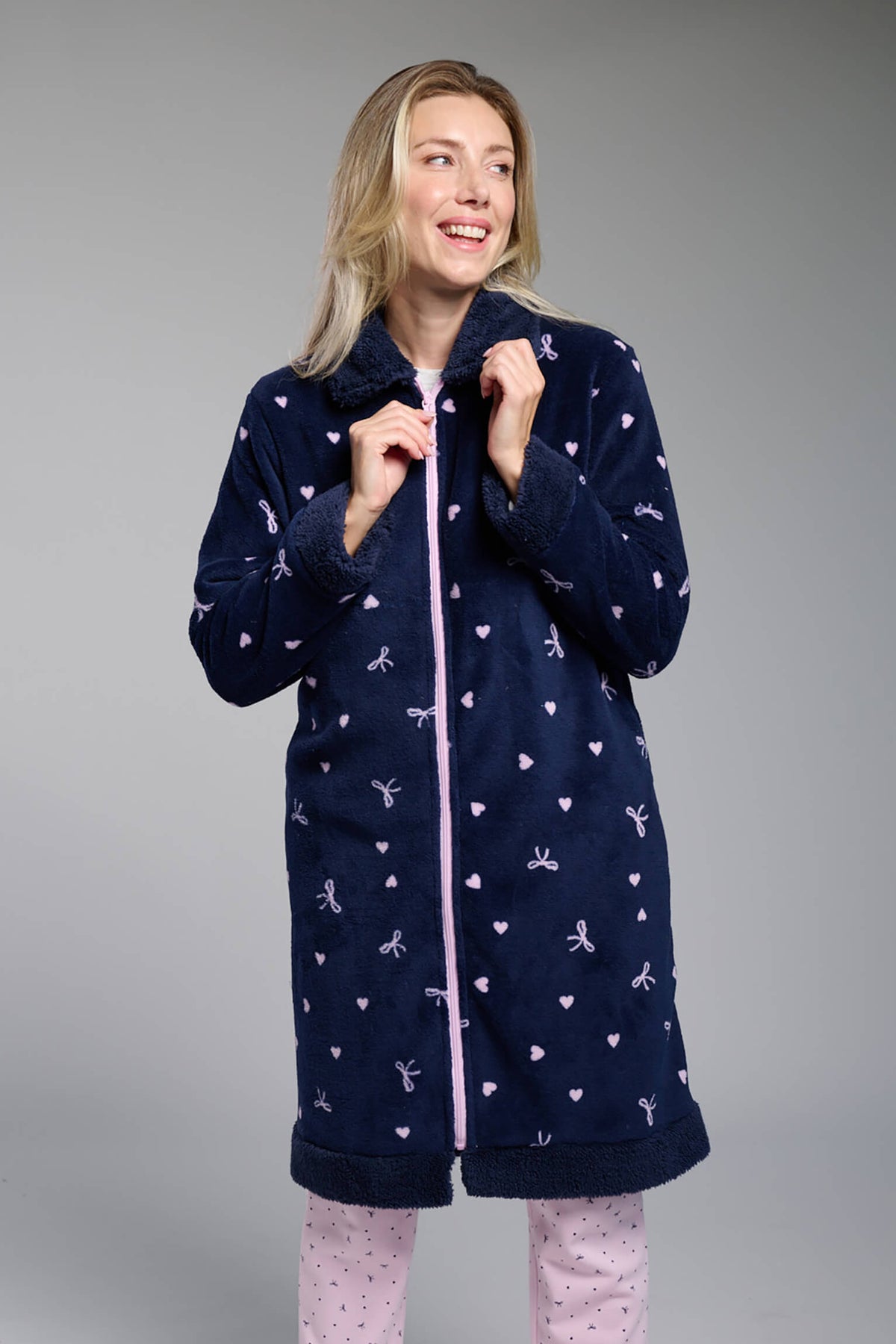 Bata larga de coralina polar azul marino para mujer con lazos, diseño suave y cómodo para los meses fríos.