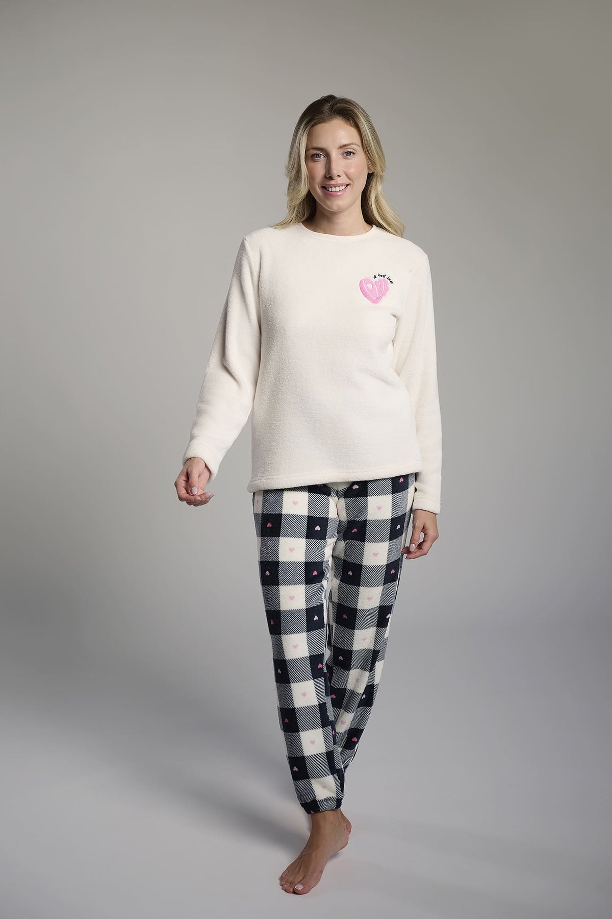 26258-pijama-largo-polar-coralina-mujer-cuadros-blanco-y-negro