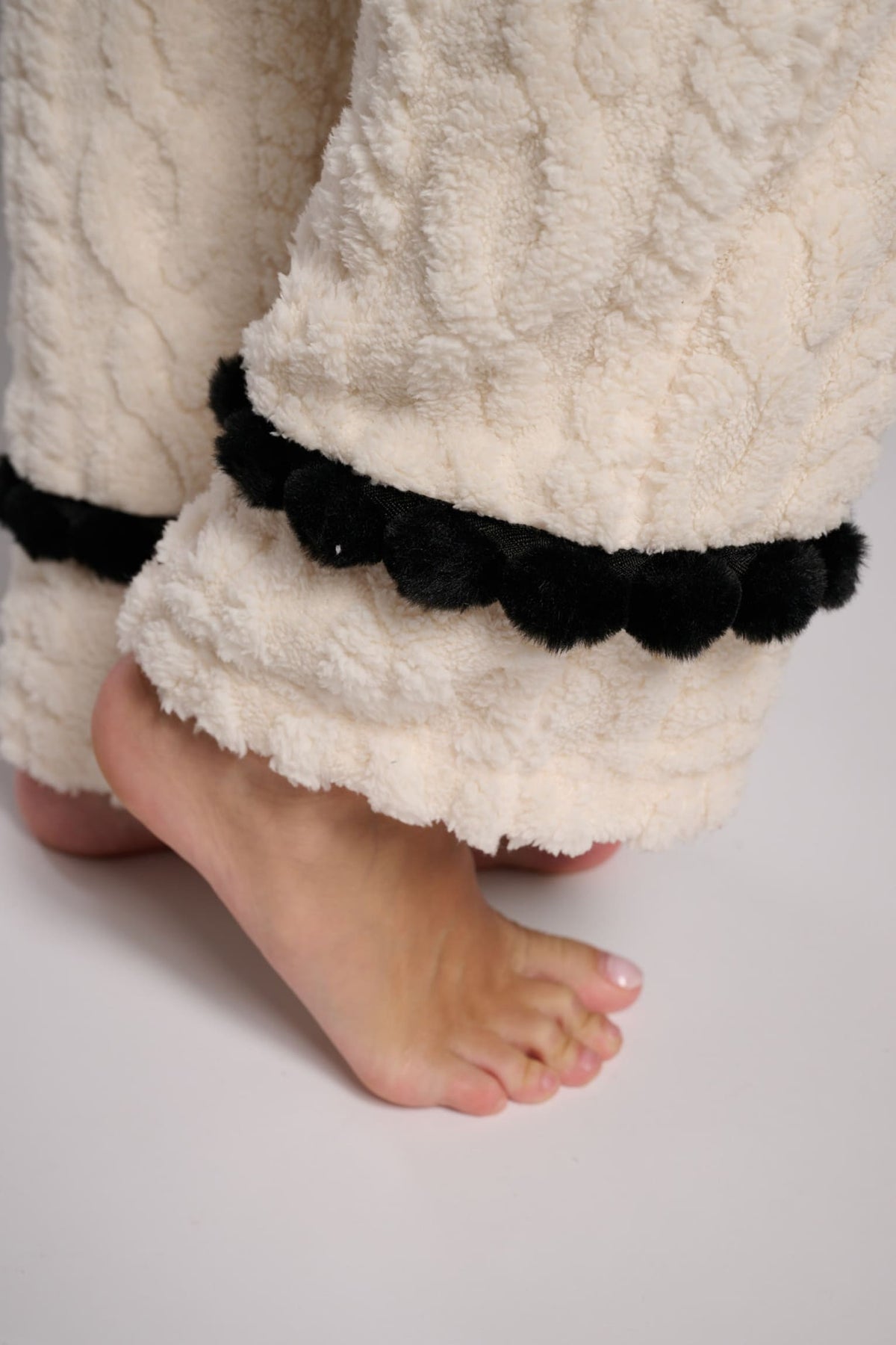 26262-pijama-largo-polar-borreguito-mujer-blanco-detalles-negro