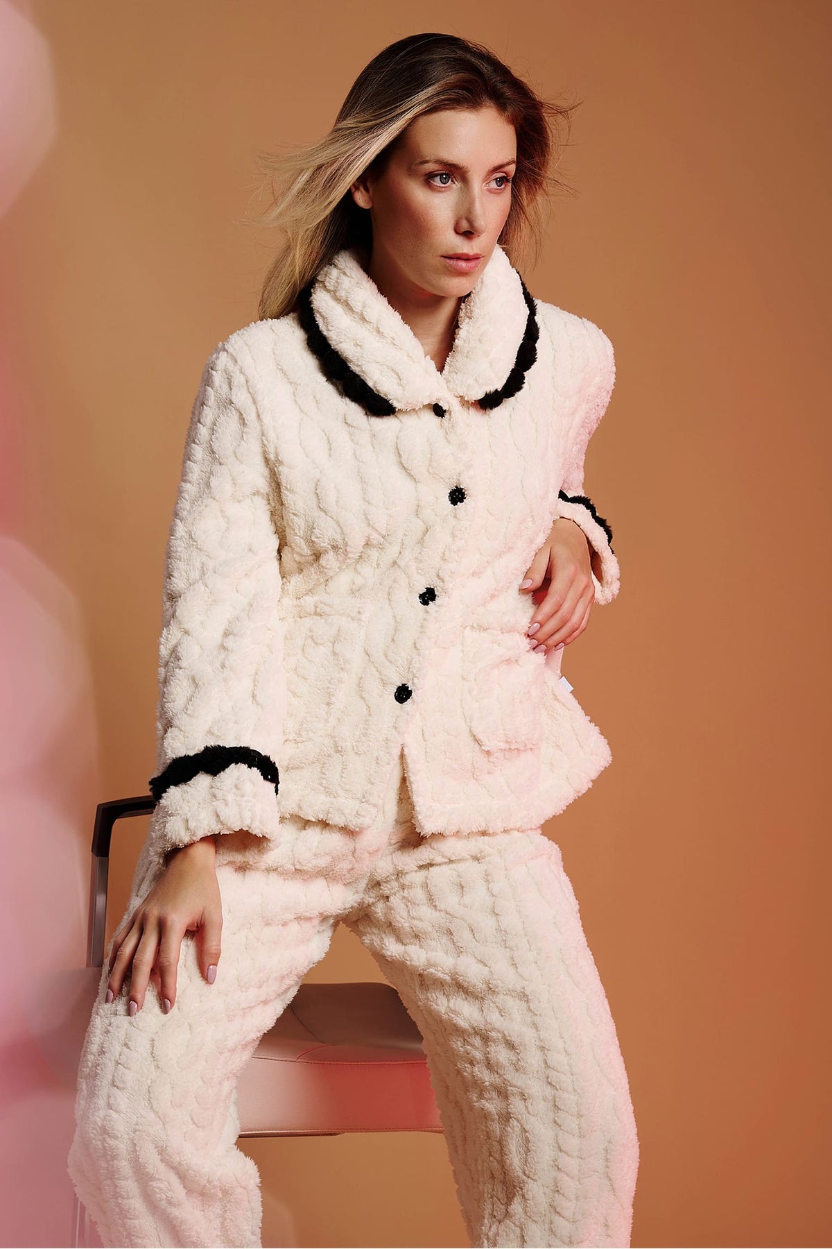 26262-pijama-largo-polar-borreguito-mujer-blanco-detalles-negro