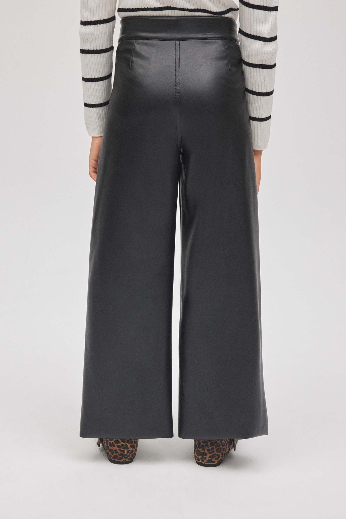 33251-4-pantalones-nina-efecto-piel-anchos-ysabel-mora