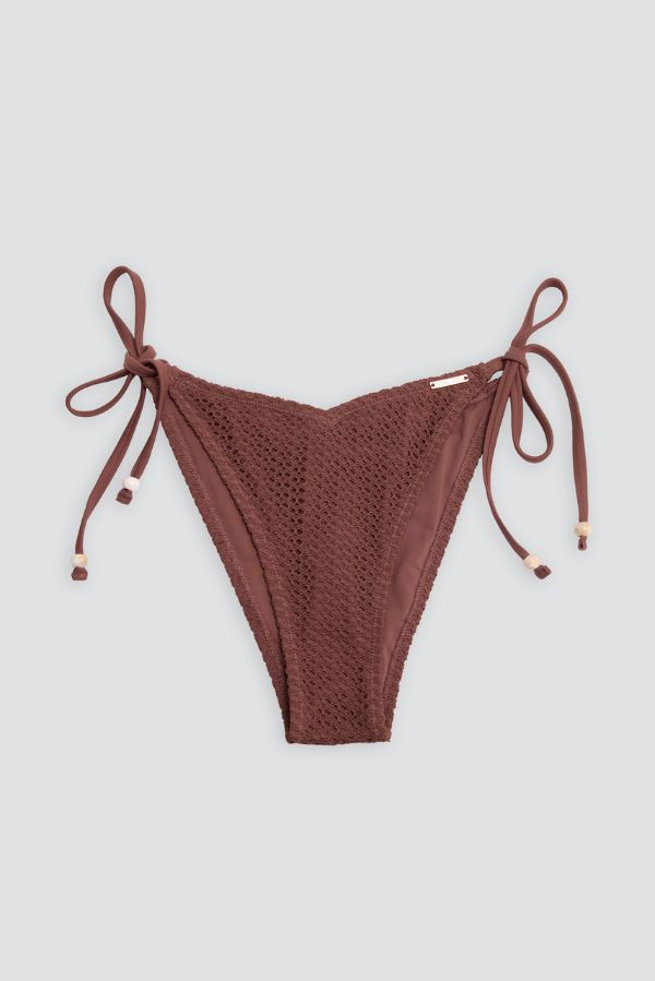 Look d'été : bikini marron ajouré et chemise avec lin